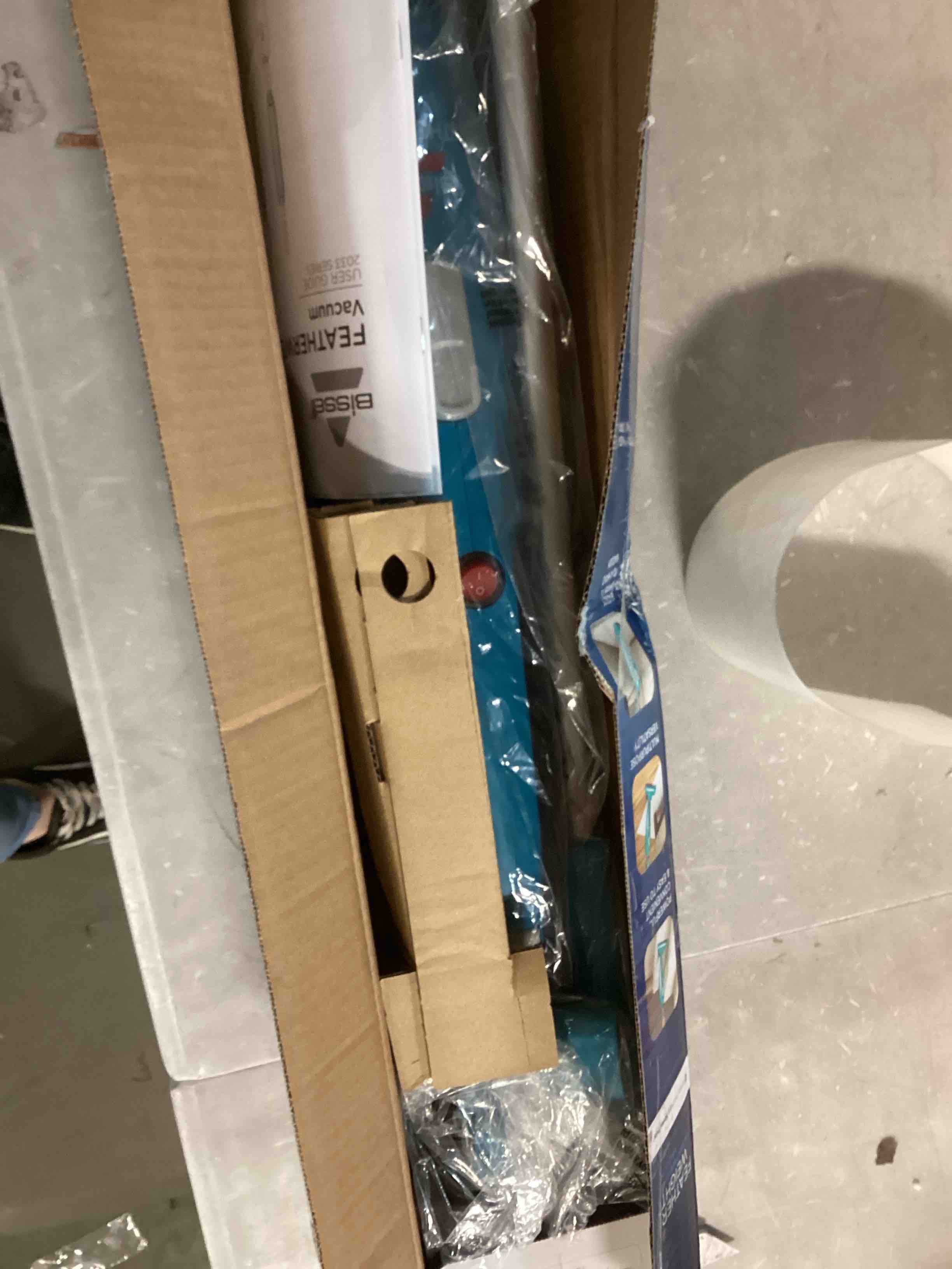 https://s3.amazonaws.com/lotting-images-prod/bidfta/RED5706291_1706277196709.jpeg