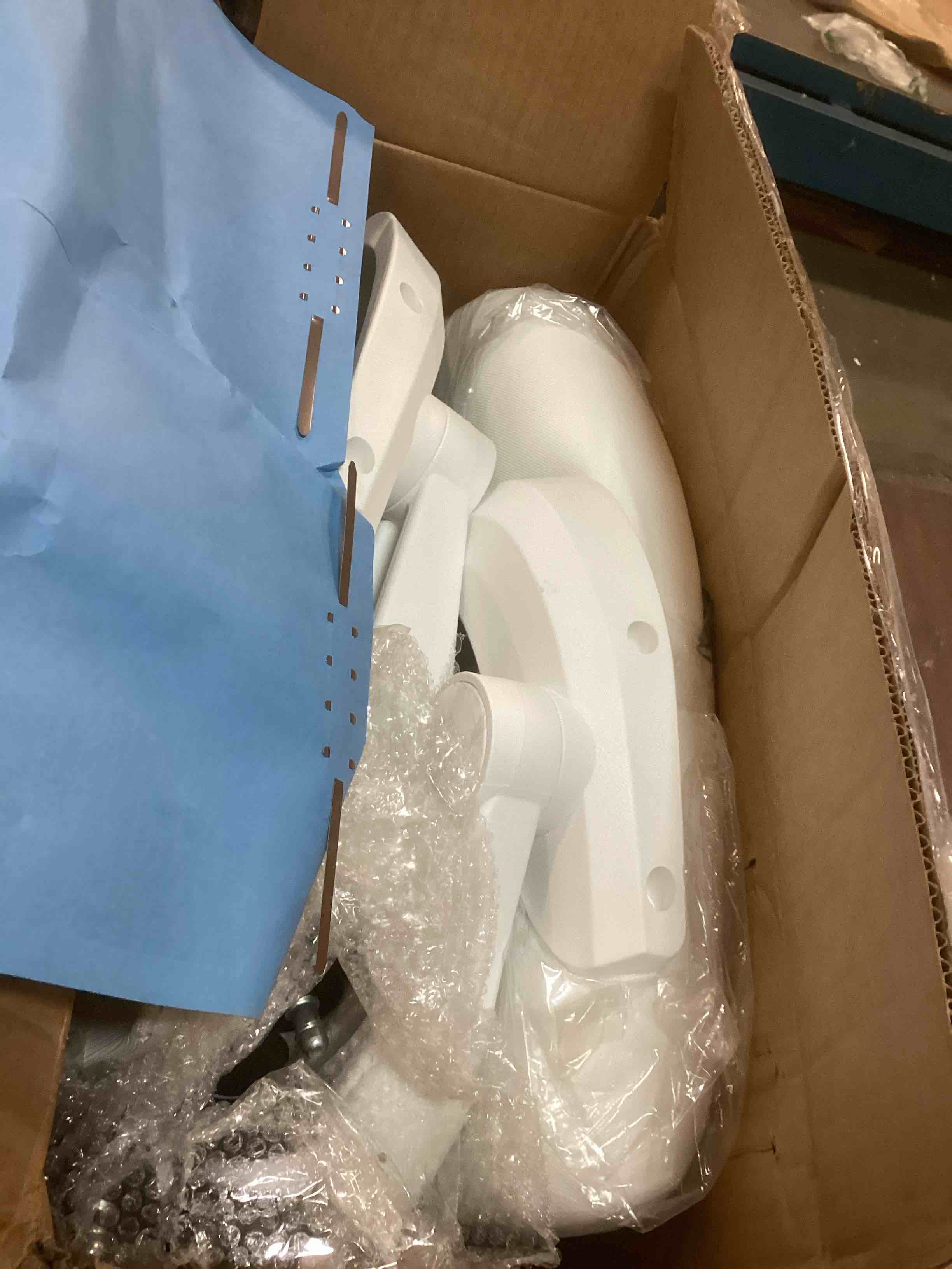 https://s3.amazonaws.com/lotting-images-prod/bidfta/RED5706548_1706097760463.jpeg