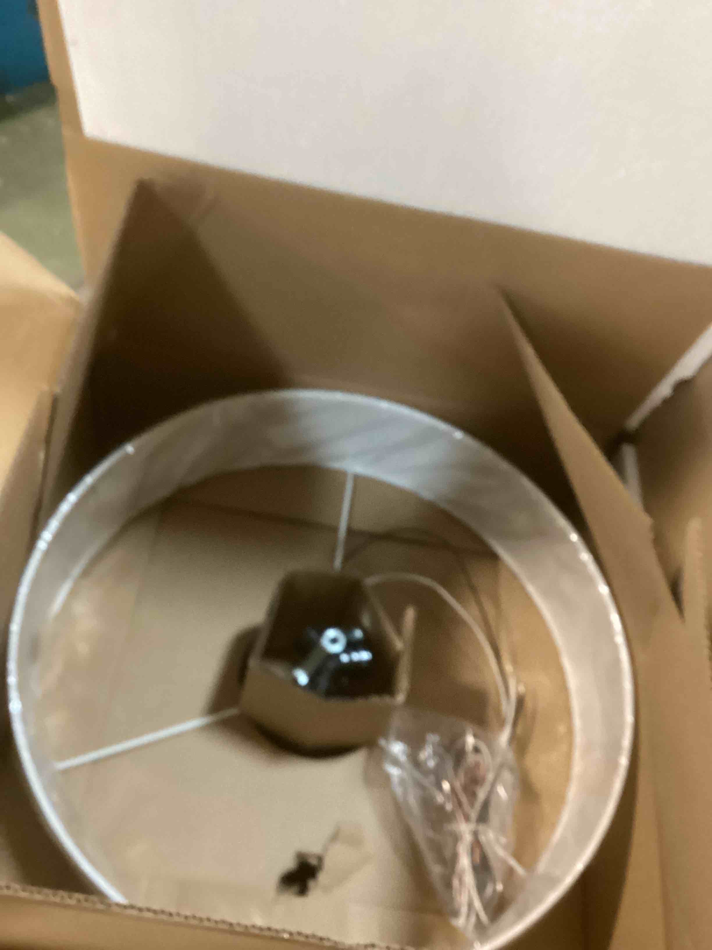 https://s3.amazonaws.com/lotting-images-prod/bidfta/RED5707057_1706271106206.jpeg