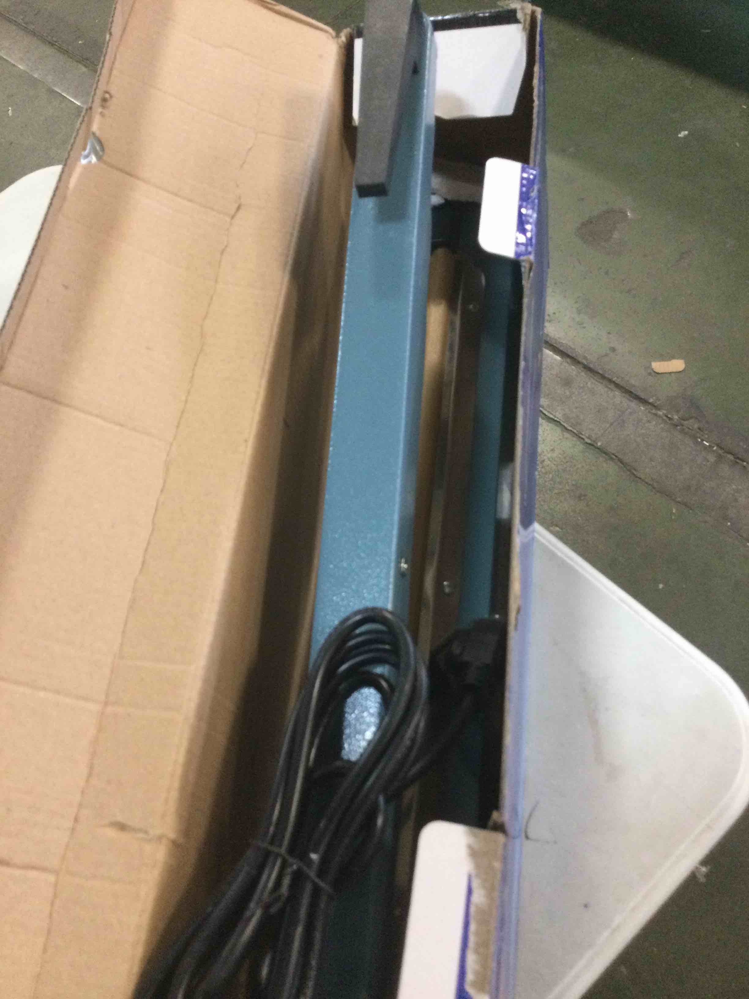 https://s3.amazonaws.com/lotting-images-prod/bidfta/RED5707720_1706799155051.jpeg