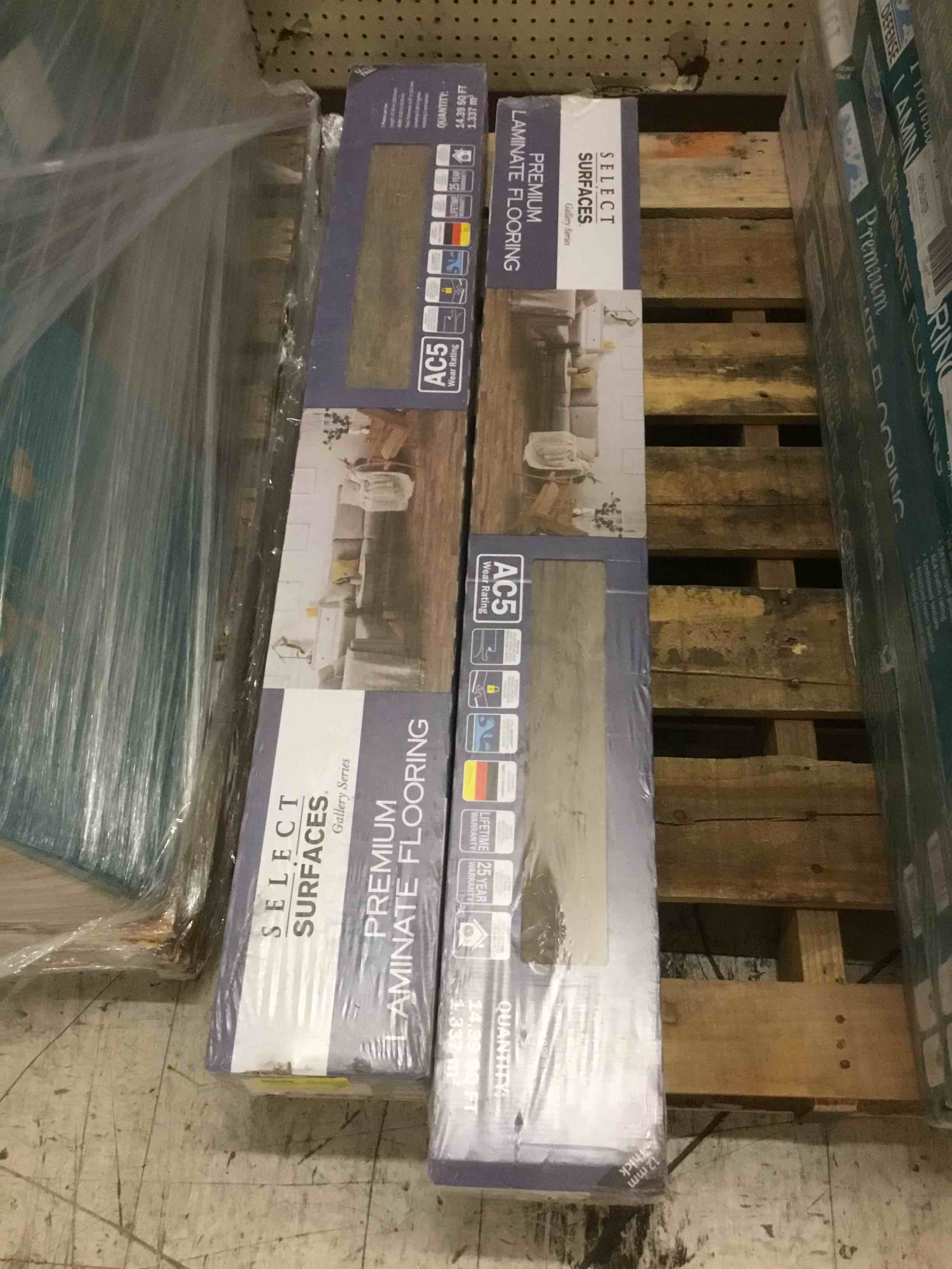 https://s3.amazonaws.com/lotting-images-prod/bidfta/RED5714346_1747236578776.jpeg