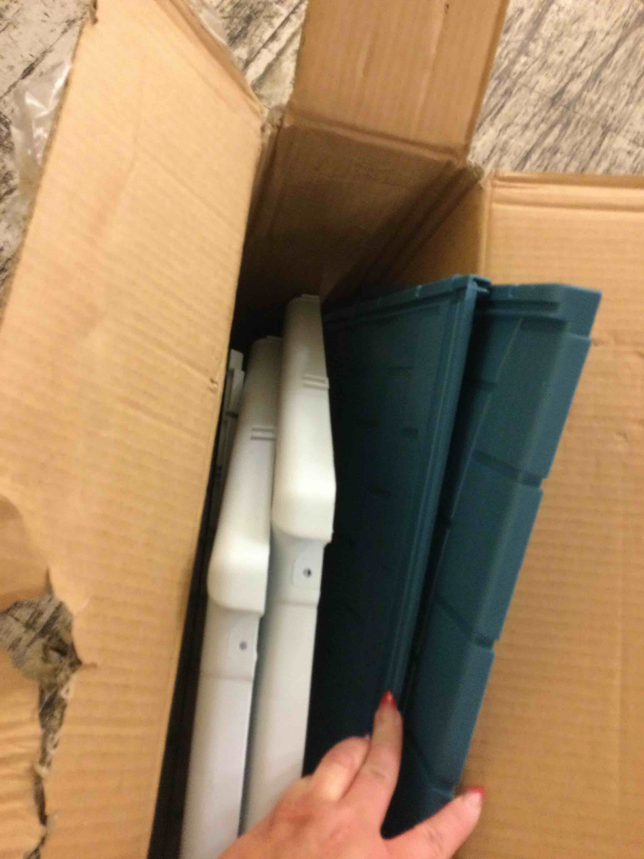 https://s3.amazonaws.com/lotting-images-prod/bidfta/RED5714759_1752257604685.jpeg