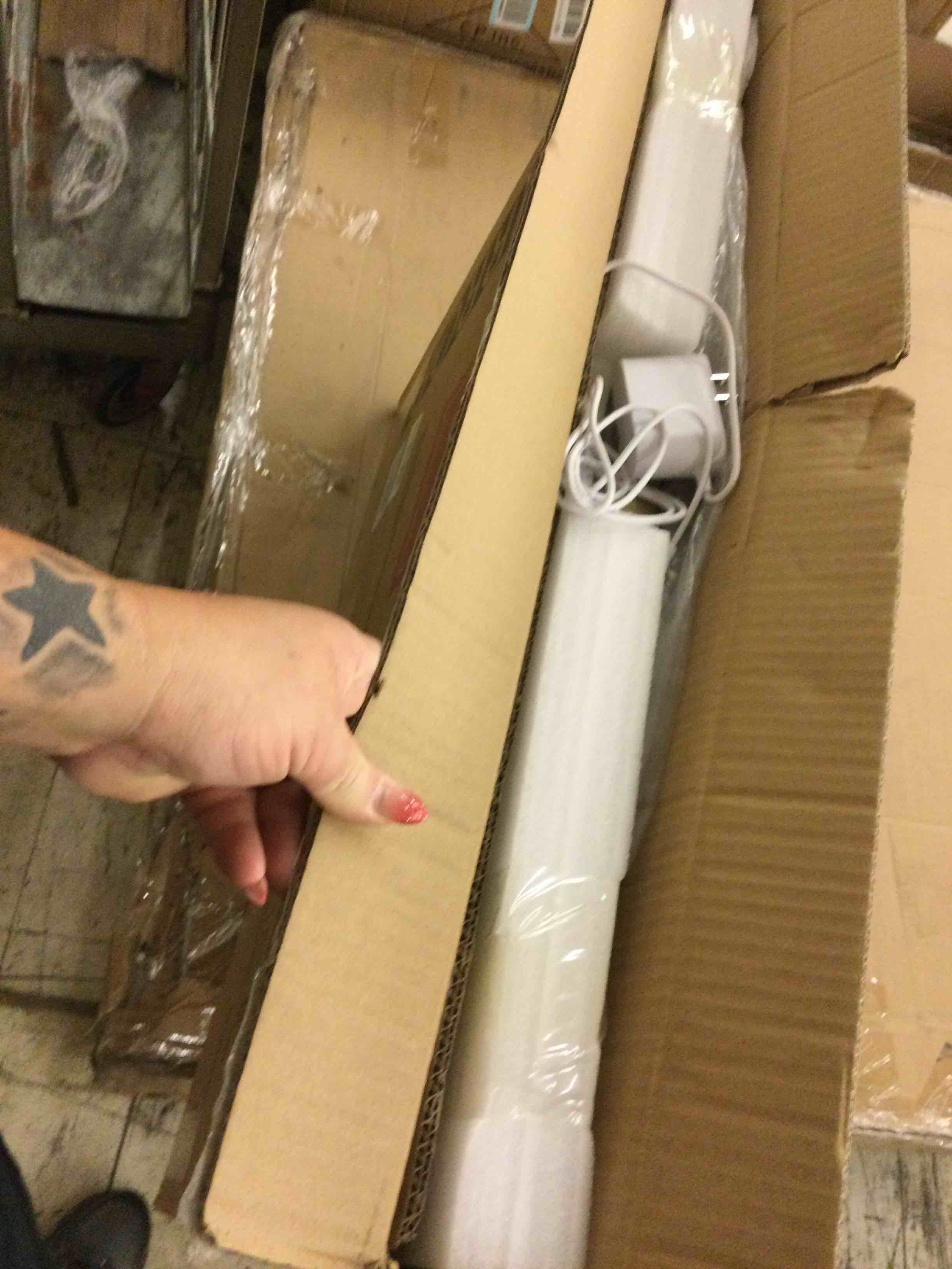 https://s3.amazonaws.com/lotting-images-prod/bidfta/RED5714940_1753907791129.jpeg
