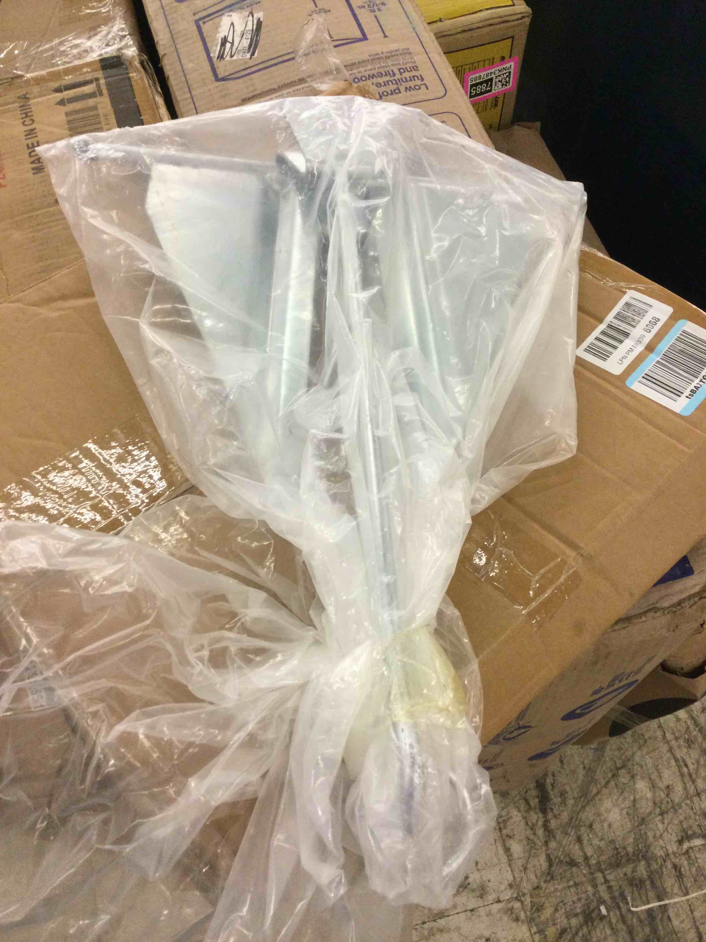 https://s3.amazonaws.com/lotting-images-prod/bidfta/RED5715279_1756911840923.jpeg
