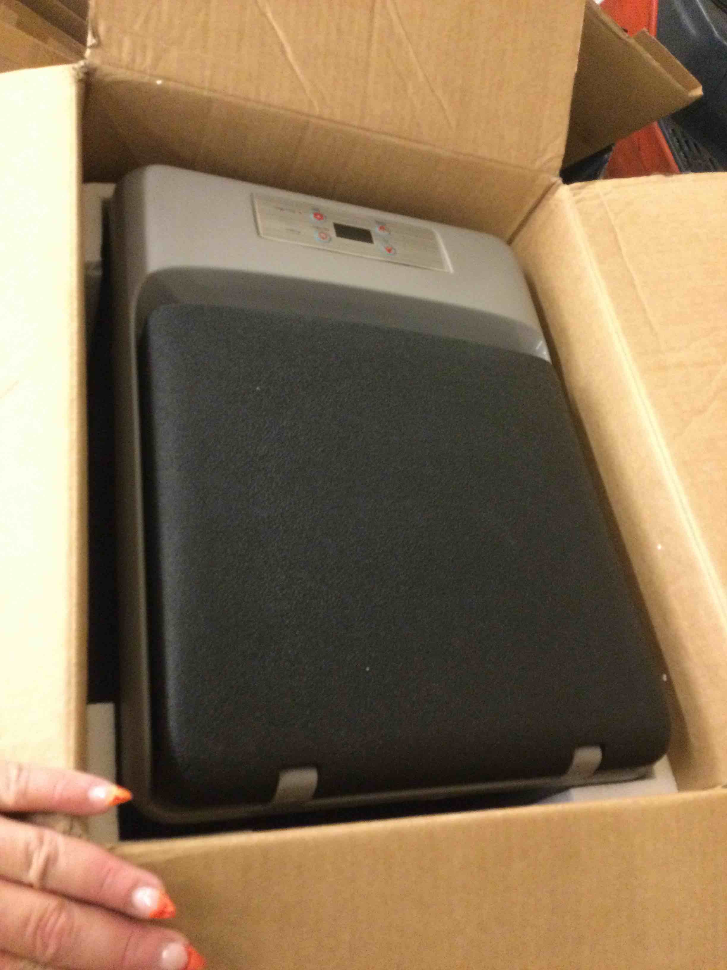 https://s3.amazonaws.com/lotting-images-prod/bidfta/RED5715311_1757527610298.jpeg
