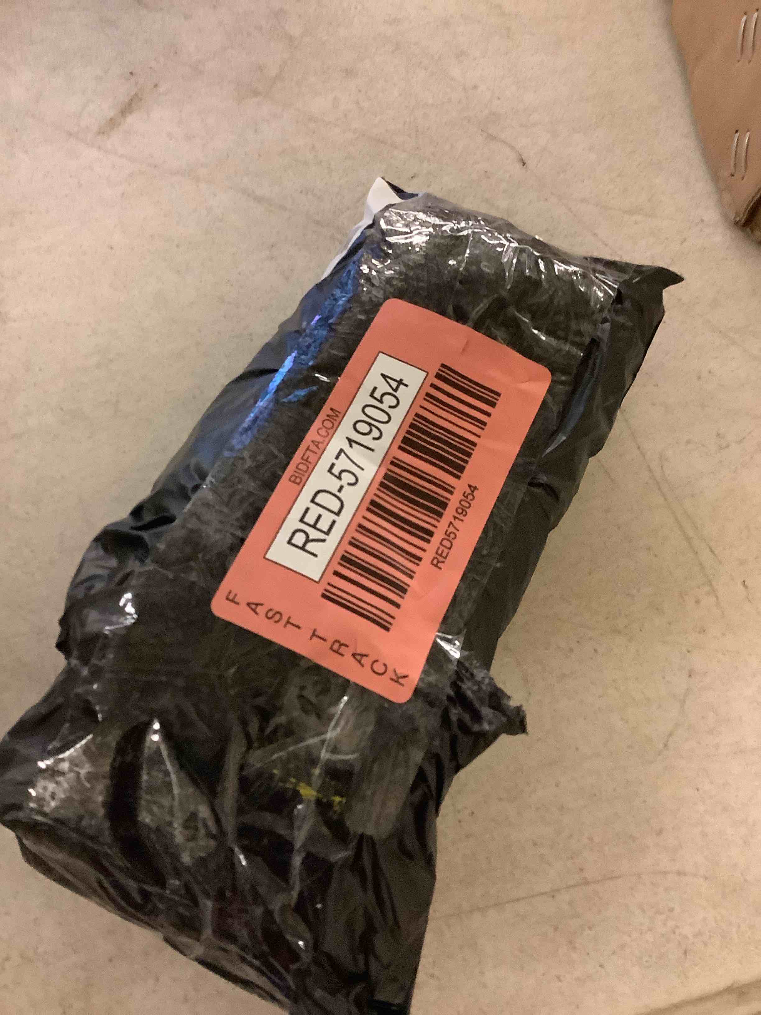 https://s3.amazonaws.com/lotting-images-prod/bidfta/RED5719054_1783518631576.jpeg