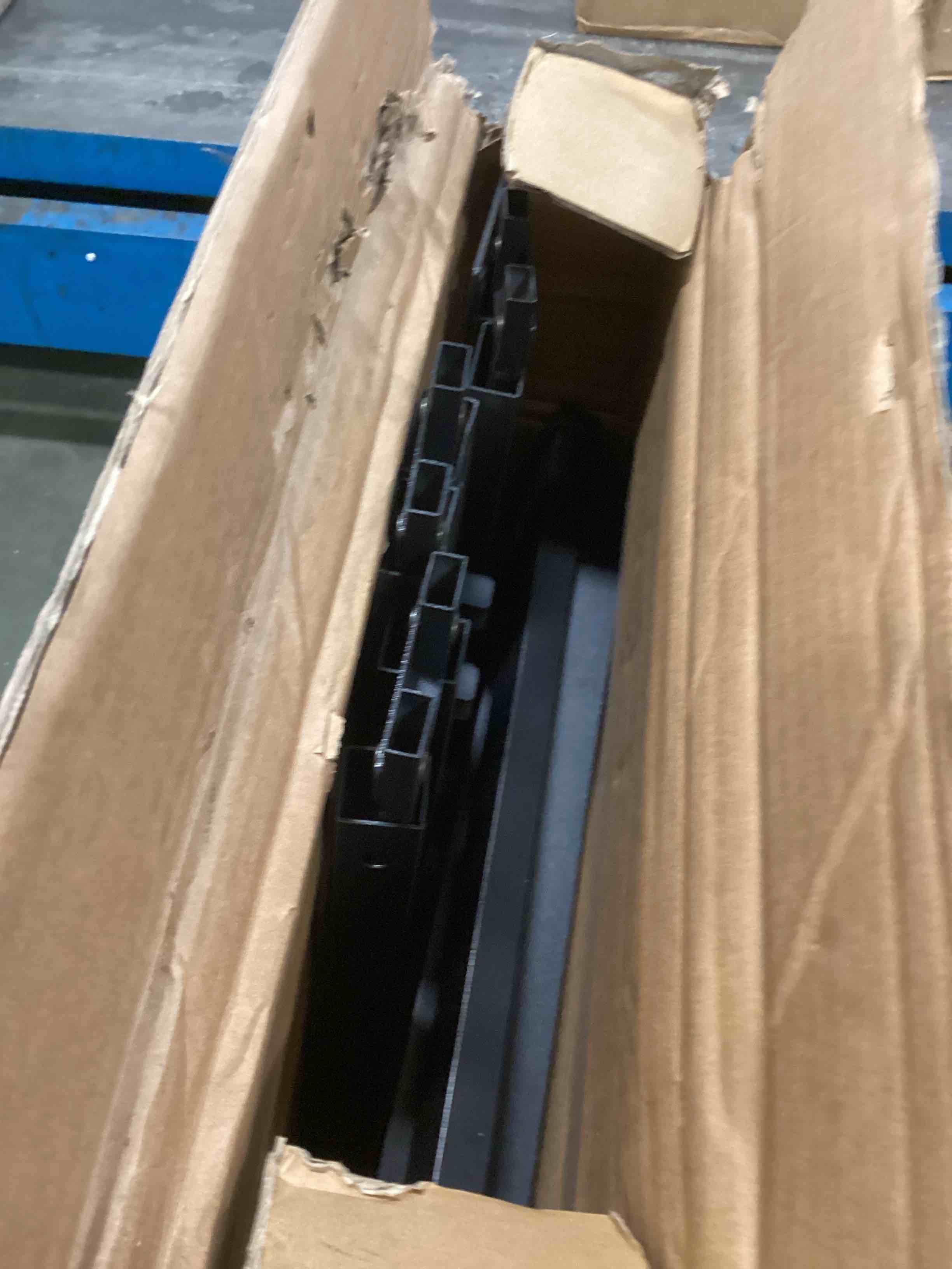 https://s3.amazonaws.com/lotting-images-prod/bidfta/RED5721817_1715707298090.jpeg