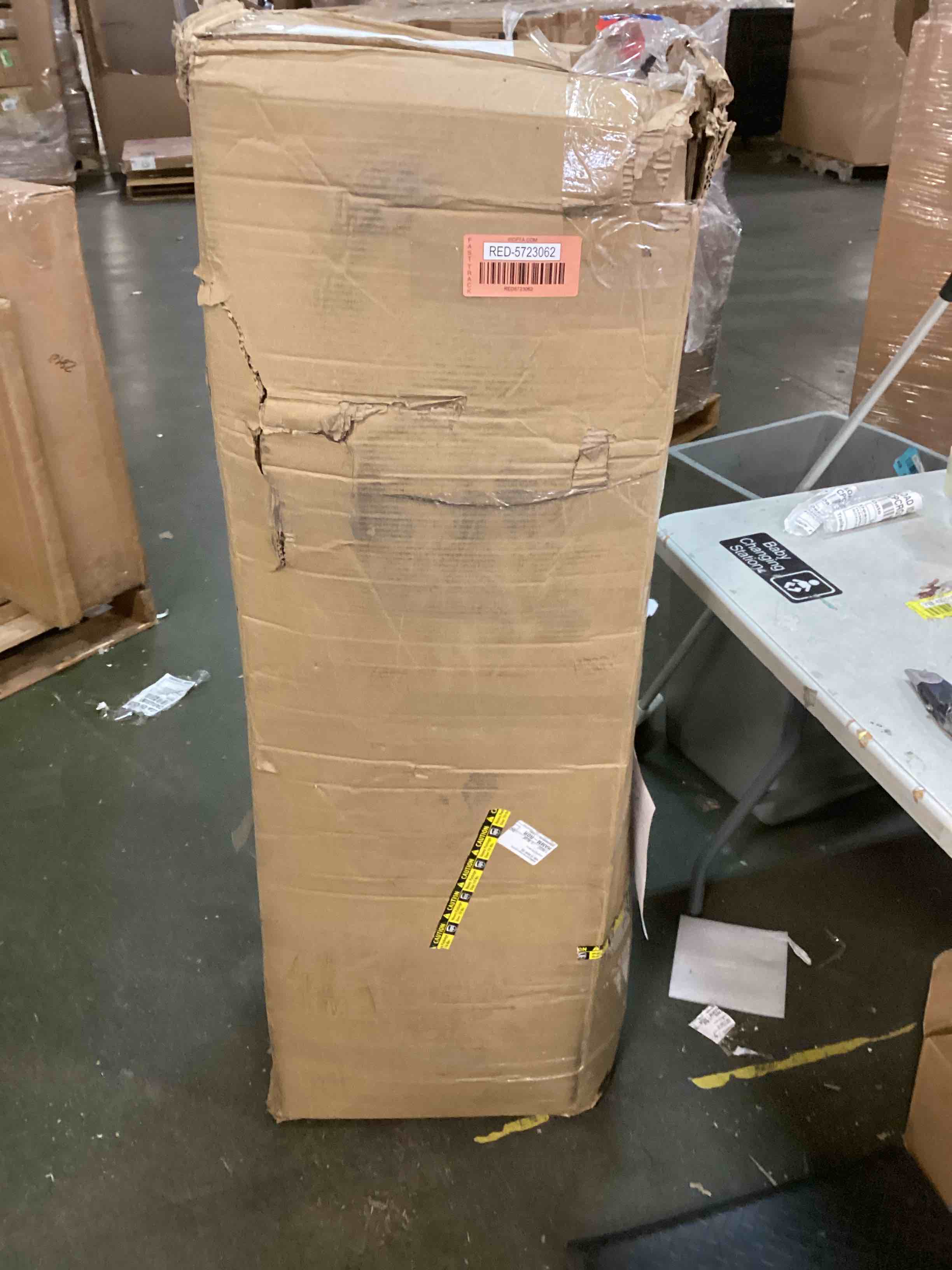 https://s3.amazonaws.com/lotting-images-prod/bidfta/RED5723062_1714744510032.jpeg