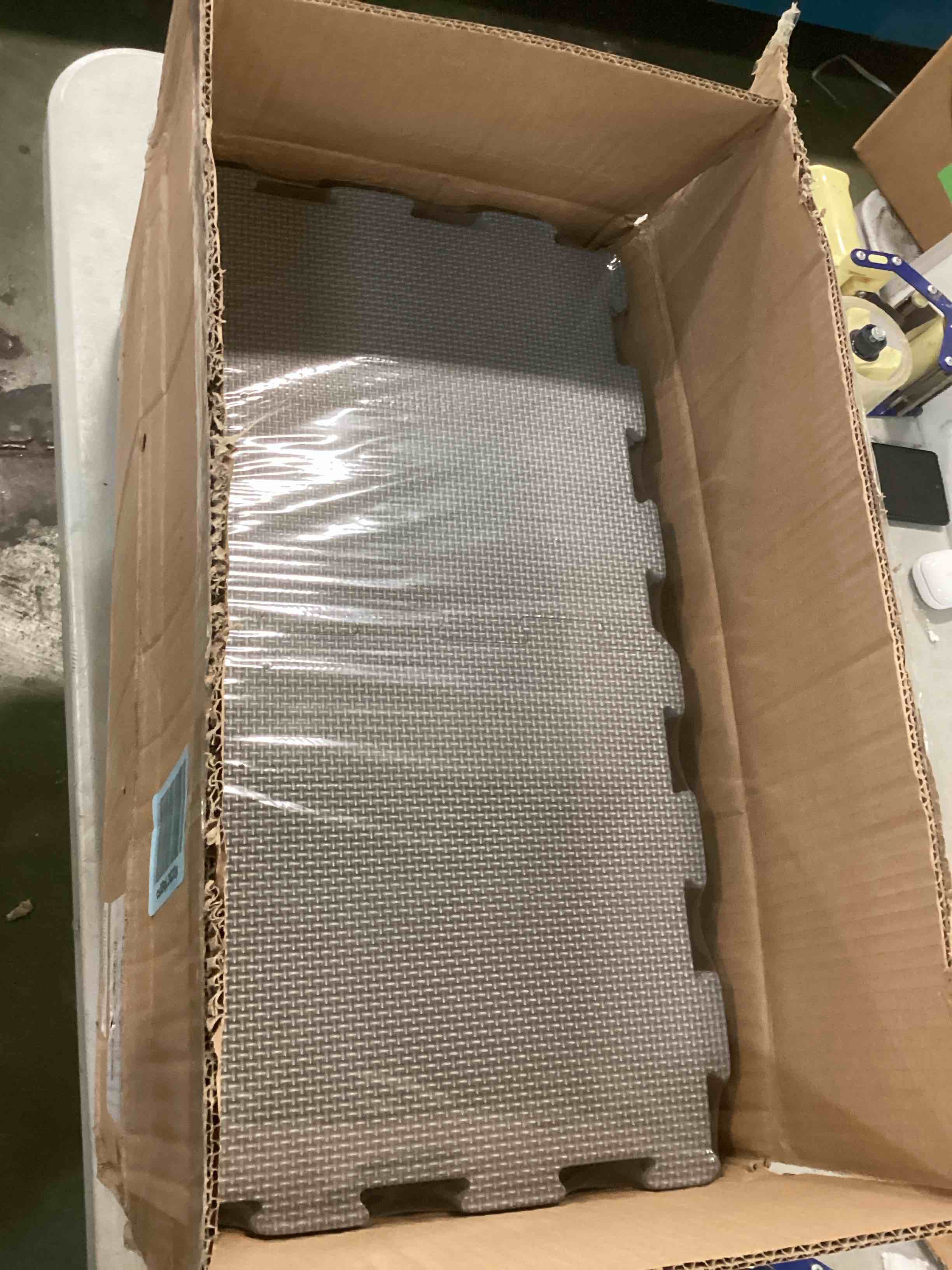 https://s3.amazonaws.com/lotting-images-prod/bidfta/RED5725024_1715084253559.jpeg
