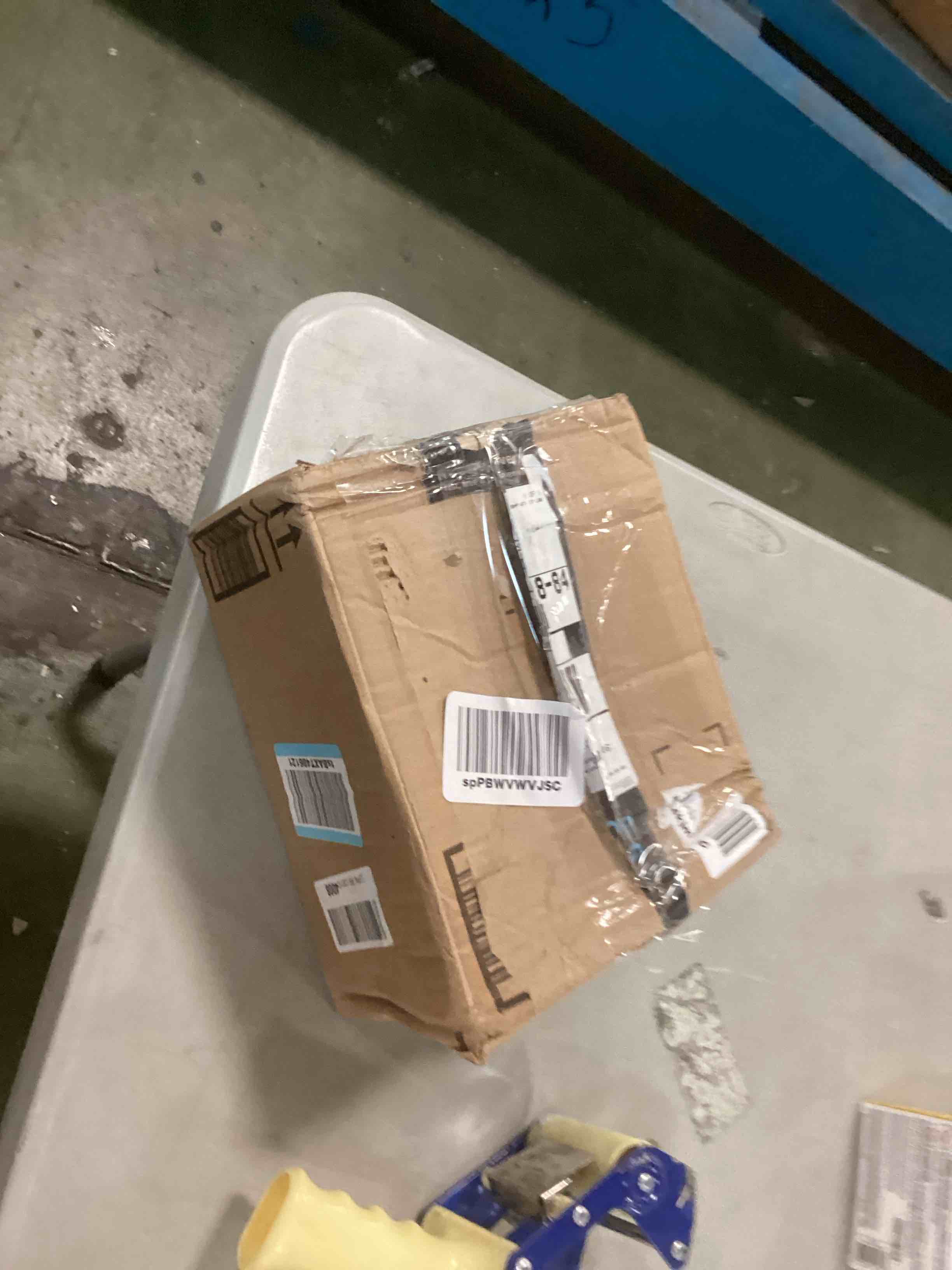 https://s3.amazonaws.com/lotting-images-prod/bidfta/RED5725190_1715102803653.jpeg