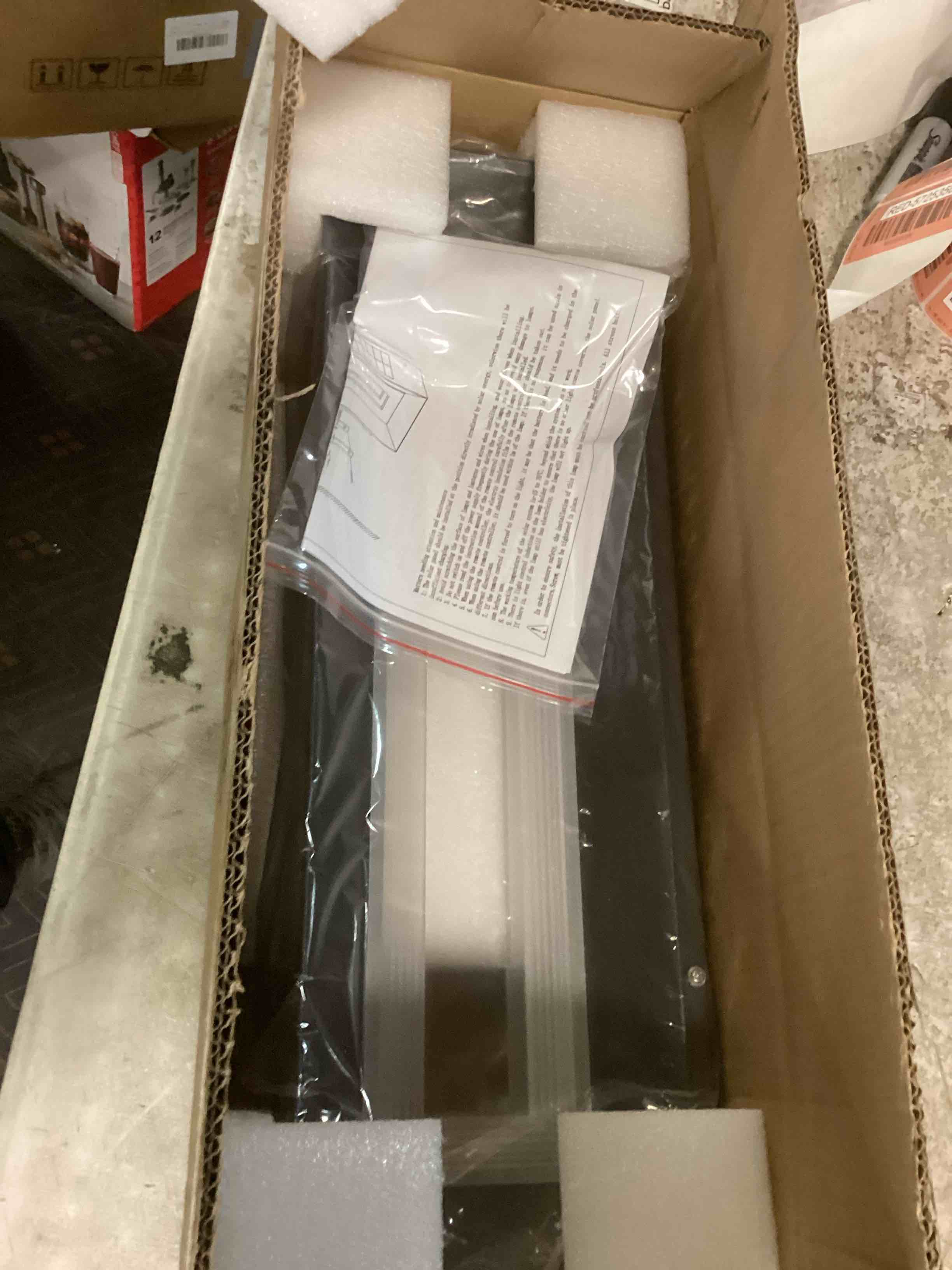 https://s3.amazonaws.com/lotting-images-prod/bidfta/RED5725350_1715170767885.jpeg