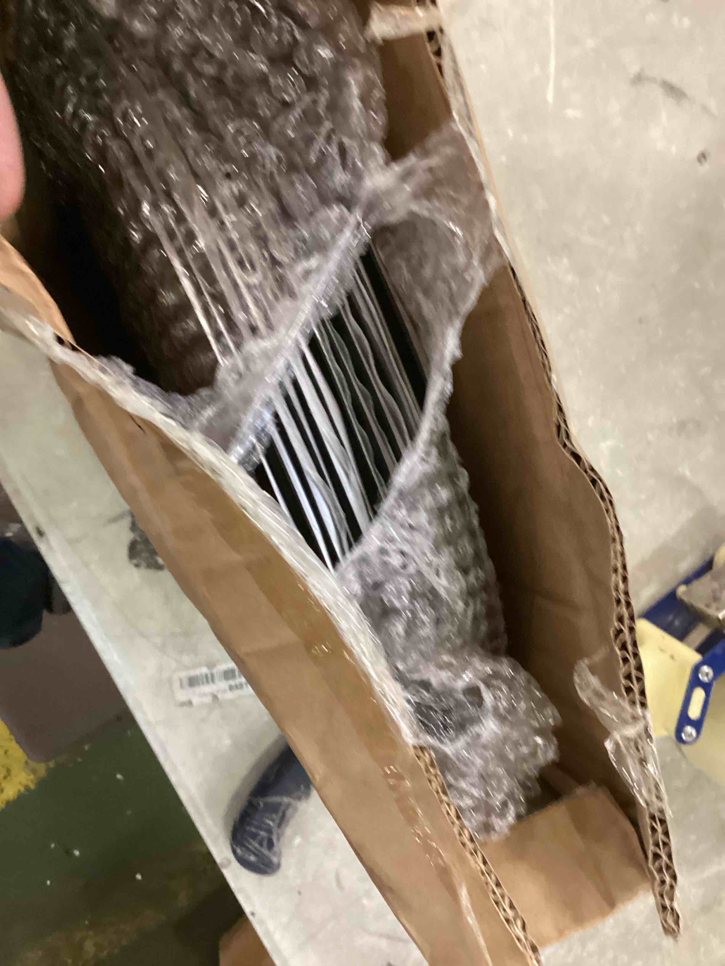 https://s3.amazonaws.com/lotting-images-prod/bidfta/RED5725677_1715260953212.jpeg