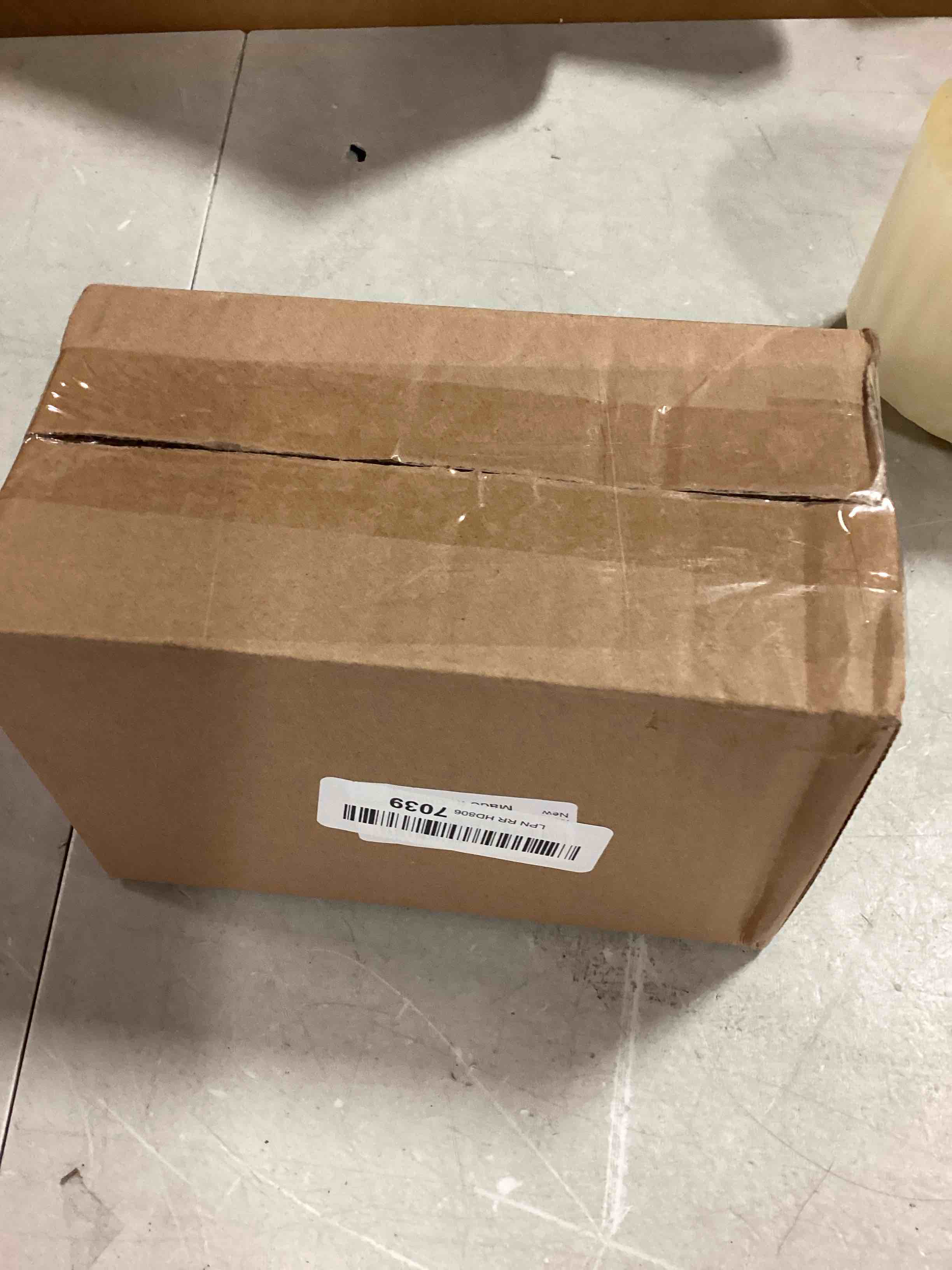 https://s3.amazonaws.com/lotting-images-prod/bidfta/RED5727123_1715869584467.jpeg
