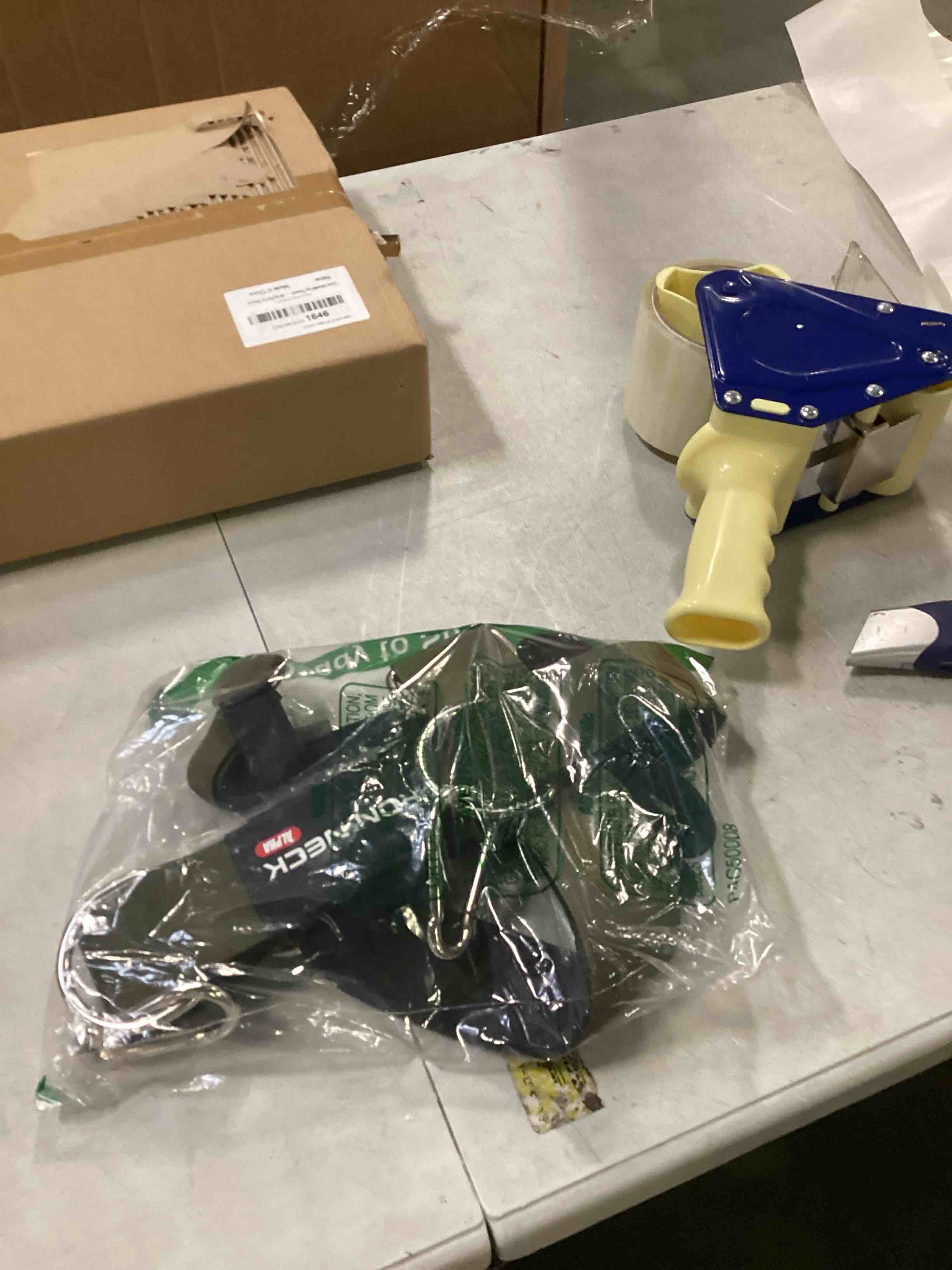 https://s3.amazonaws.com/lotting-images-prod/bidfta/RED5728979_1715086360498.jpeg