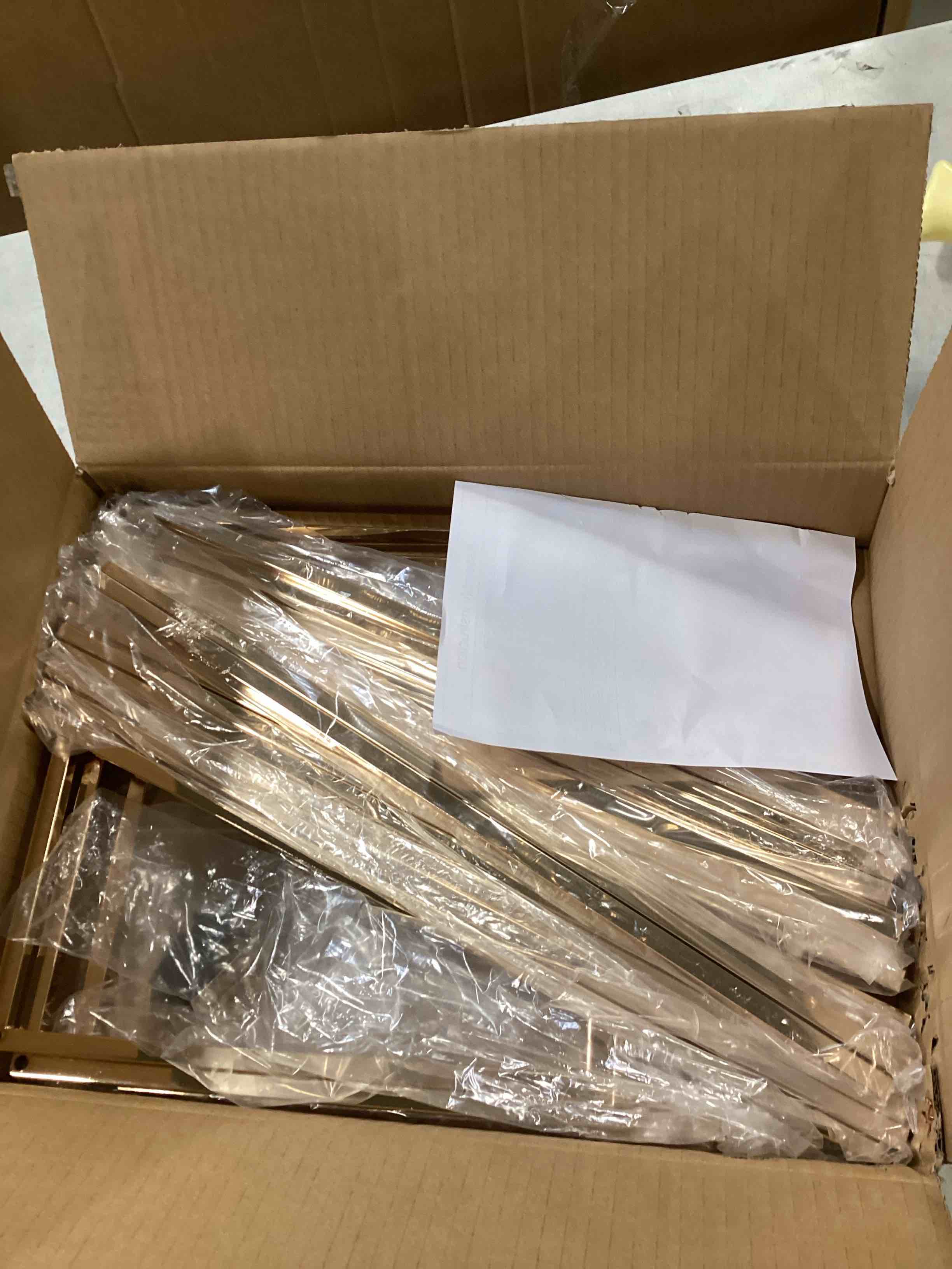 https://s3.amazonaws.com/lotting-images-prod/bidfta/RED5728981_1715086460446.jpeg
