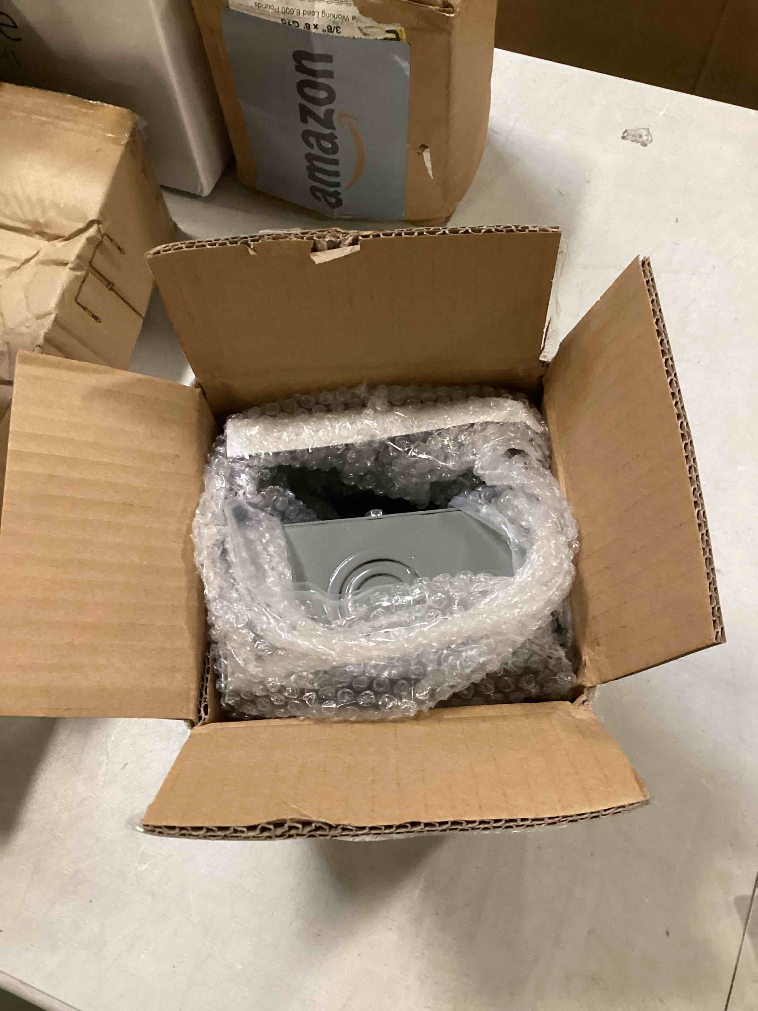 https://s3.amazonaws.com/lotting-images-prod/bidfta/RED5729006_1715088809170.jpeg