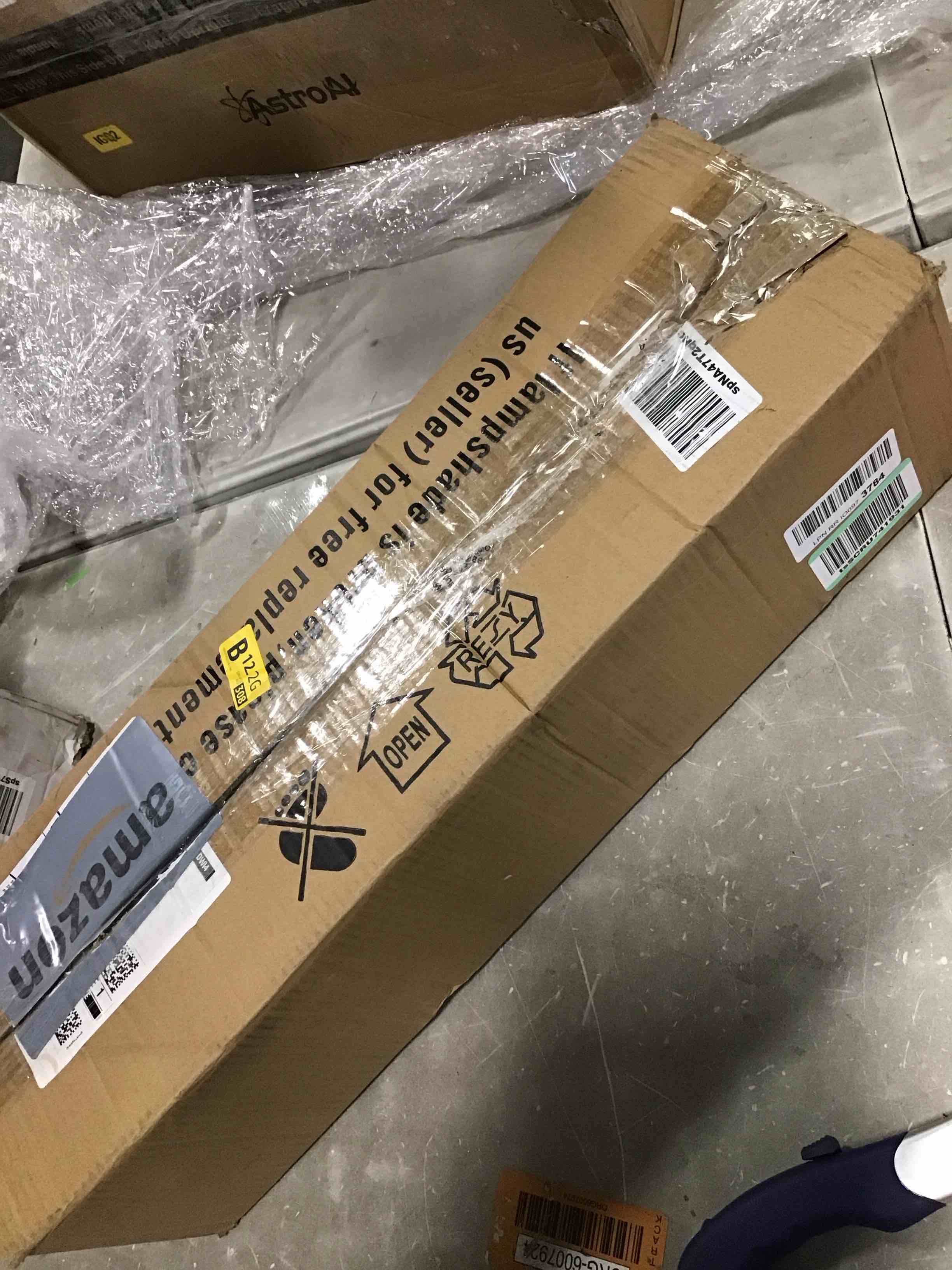 https://s3.amazonaws.com/lotting-images-prod/bidfta/RED5729418_1715262764487.jpeg
