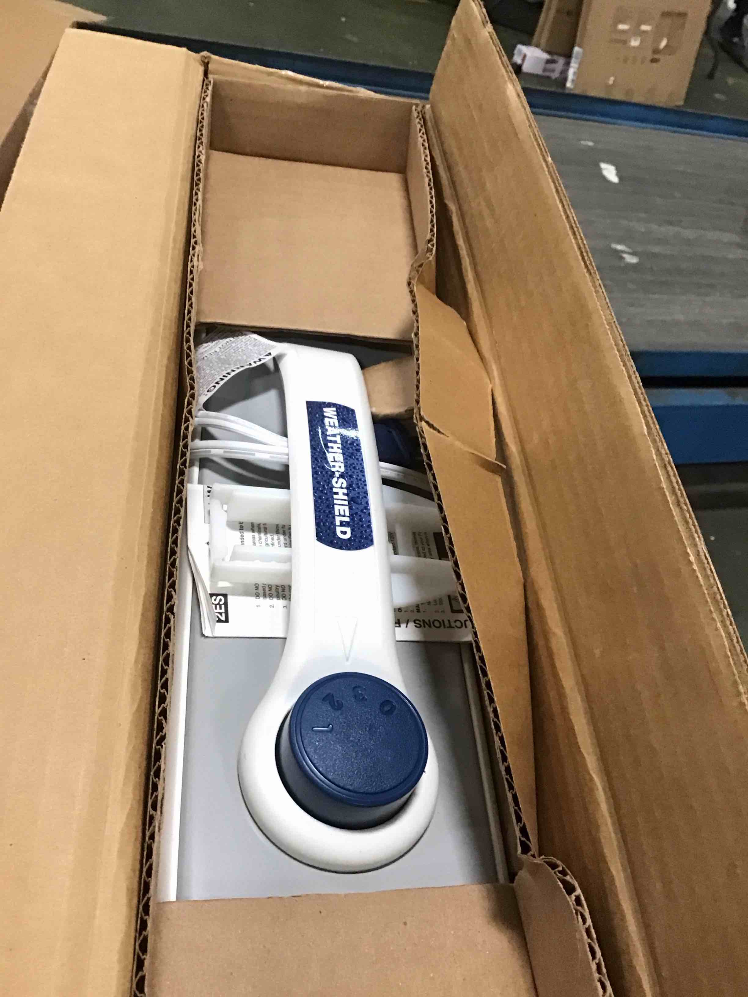 https://s3.amazonaws.com/lotting-images-prod/bidfta/RED5732022_1704831955667.jpeg