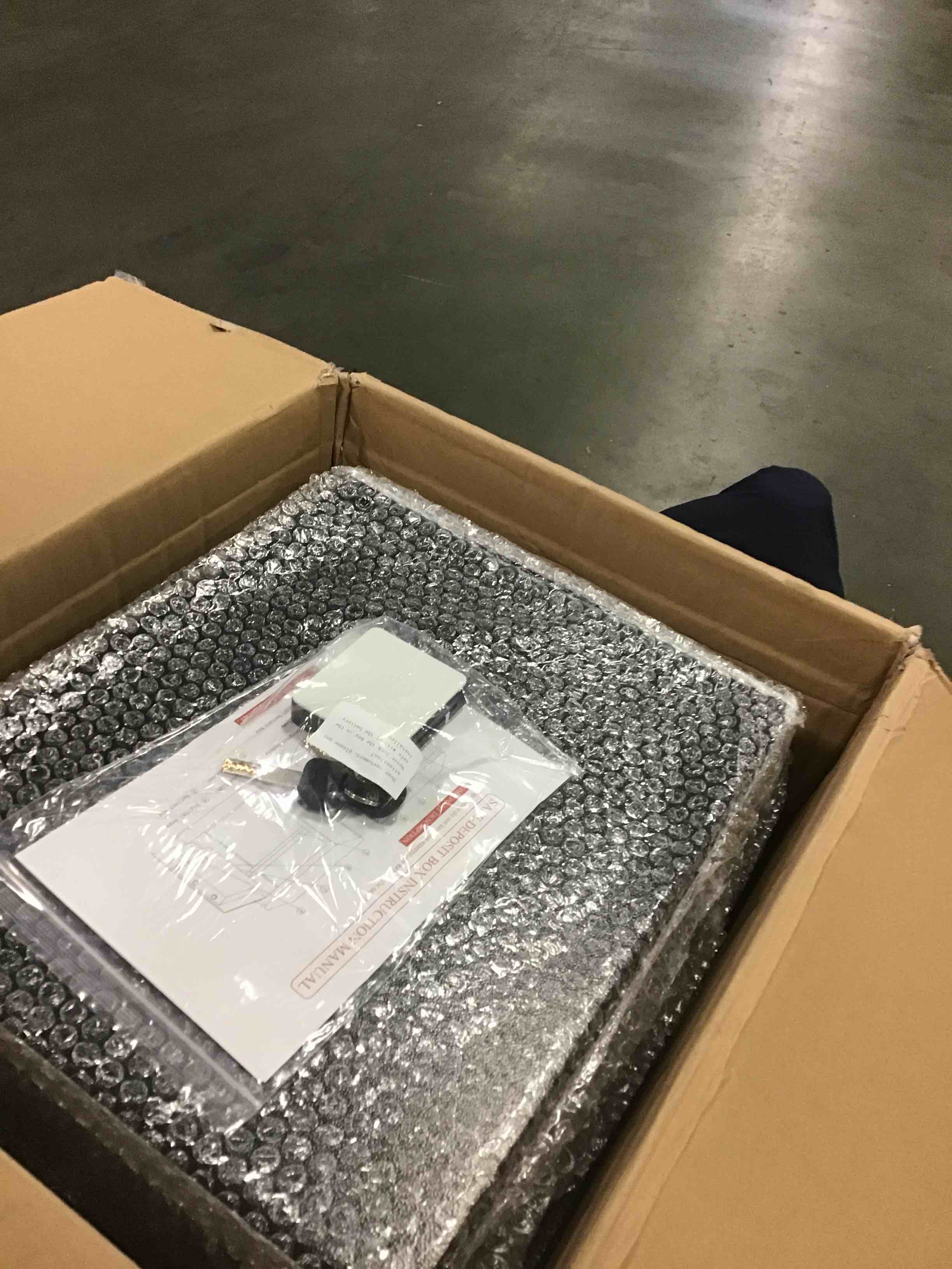 https://s3.amazonaws.com/lotting-images-prod/bidfta/RED5739036_1706560837301.jpeg