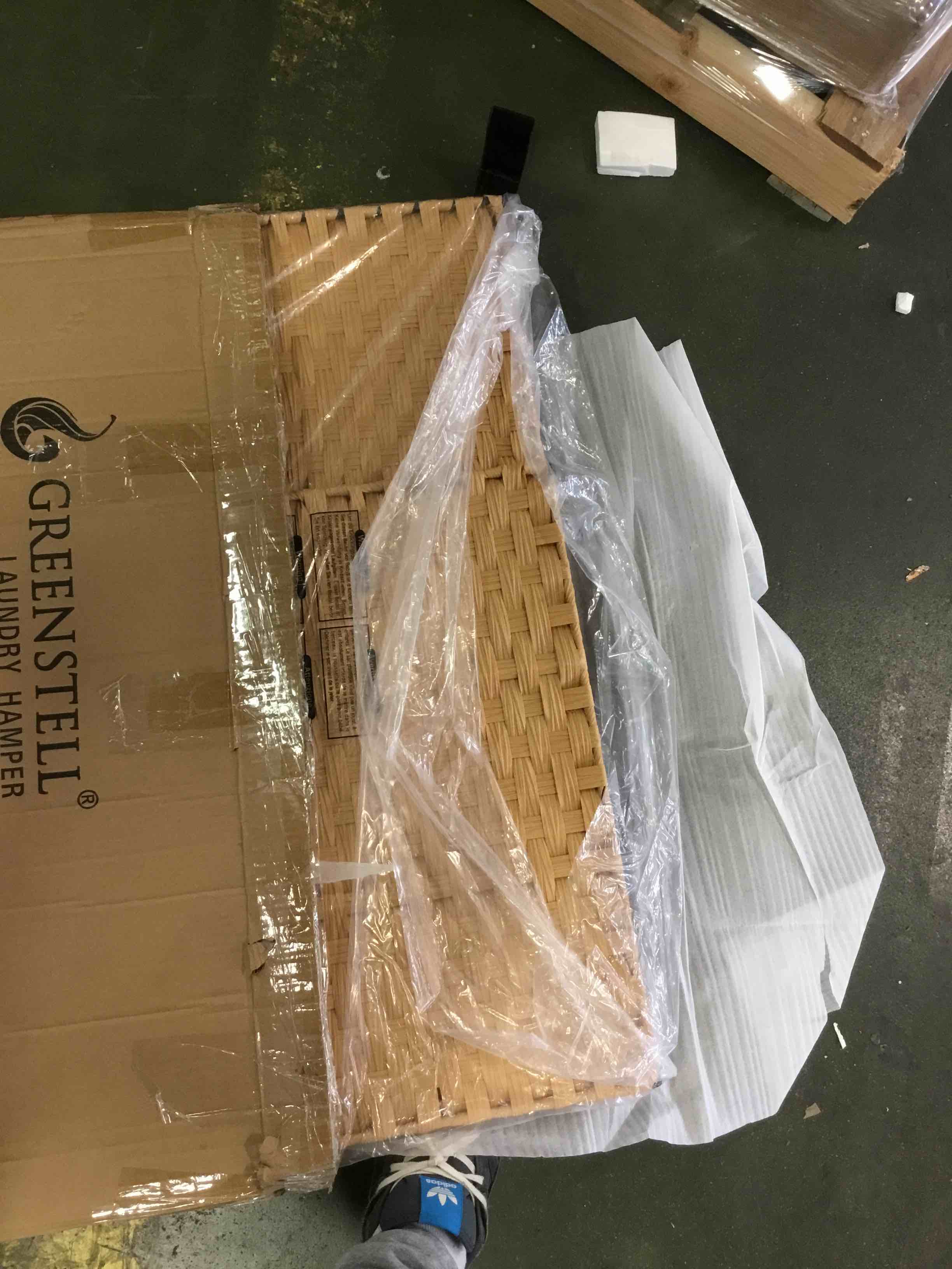 https://s3.amazonaws.com/lotting-images-prod/bidfta/RED5739166_1706631255647.jpeg