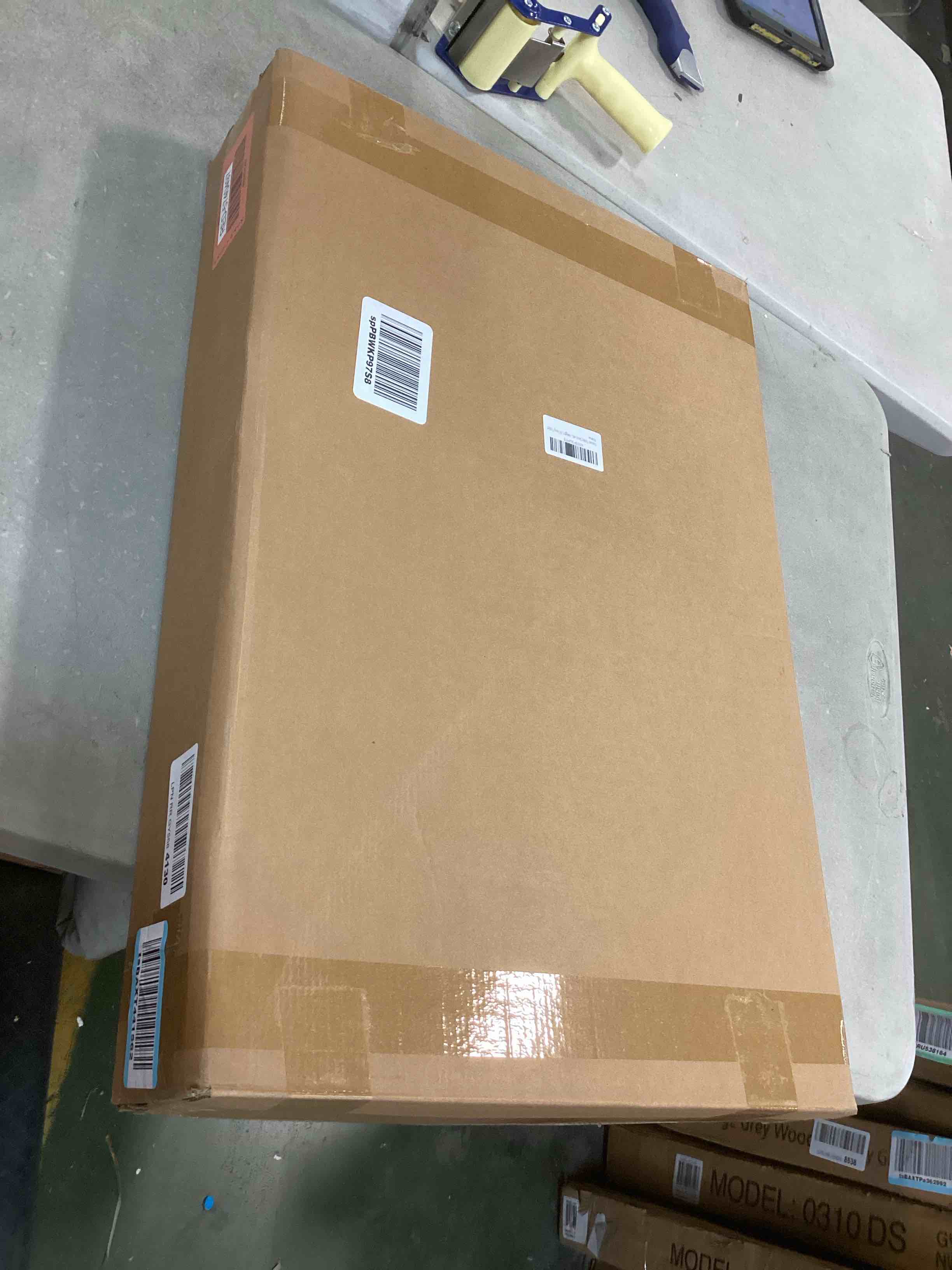 https://s3.amazonaws.com/lotting-images-prod/bidfta/RED5740497_1705517478848.jpeg