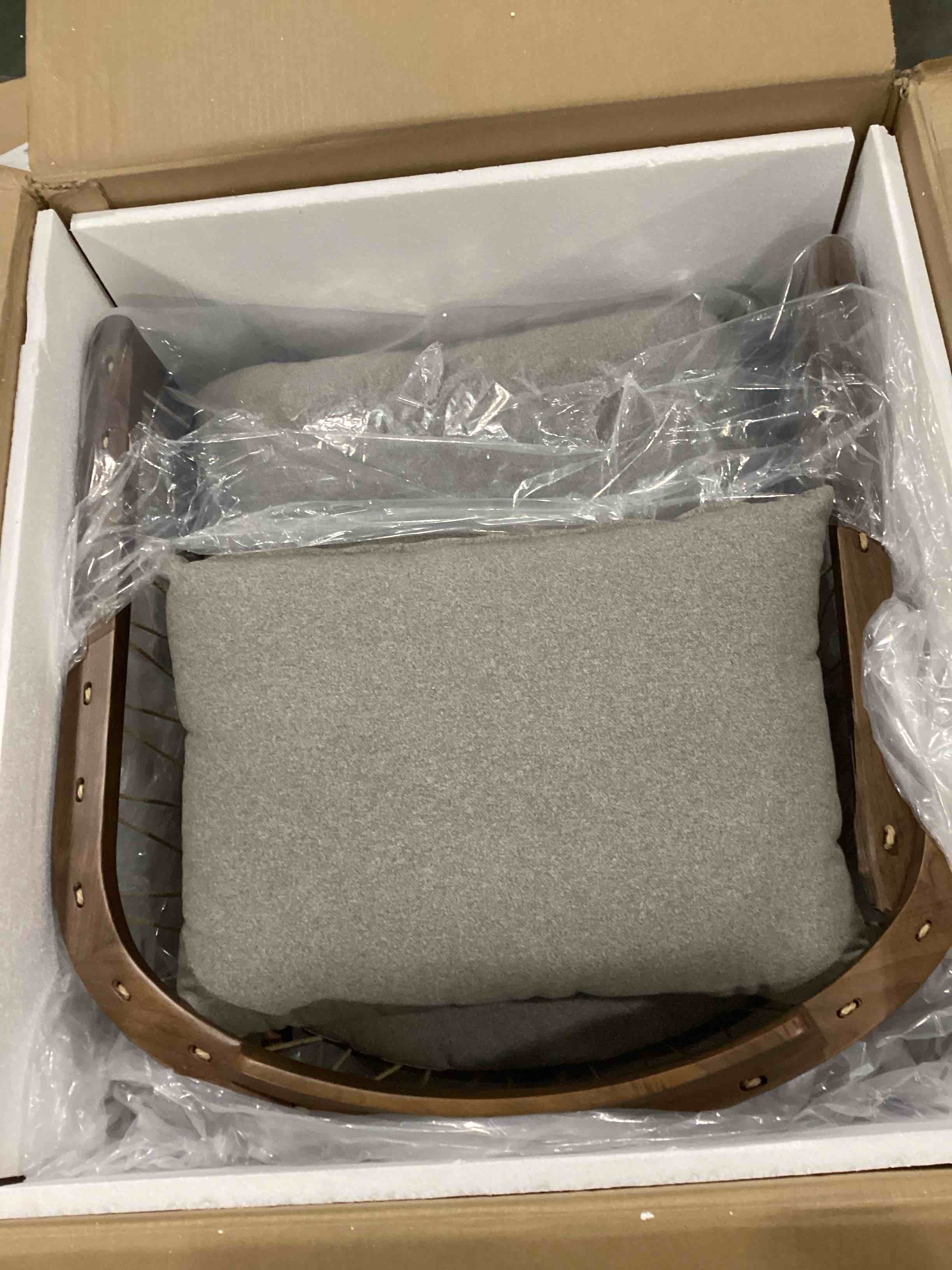 https://s3.amazonaws.com/lotting-images-prod/bidfta/RED5744835_1716031100127.jpeg
