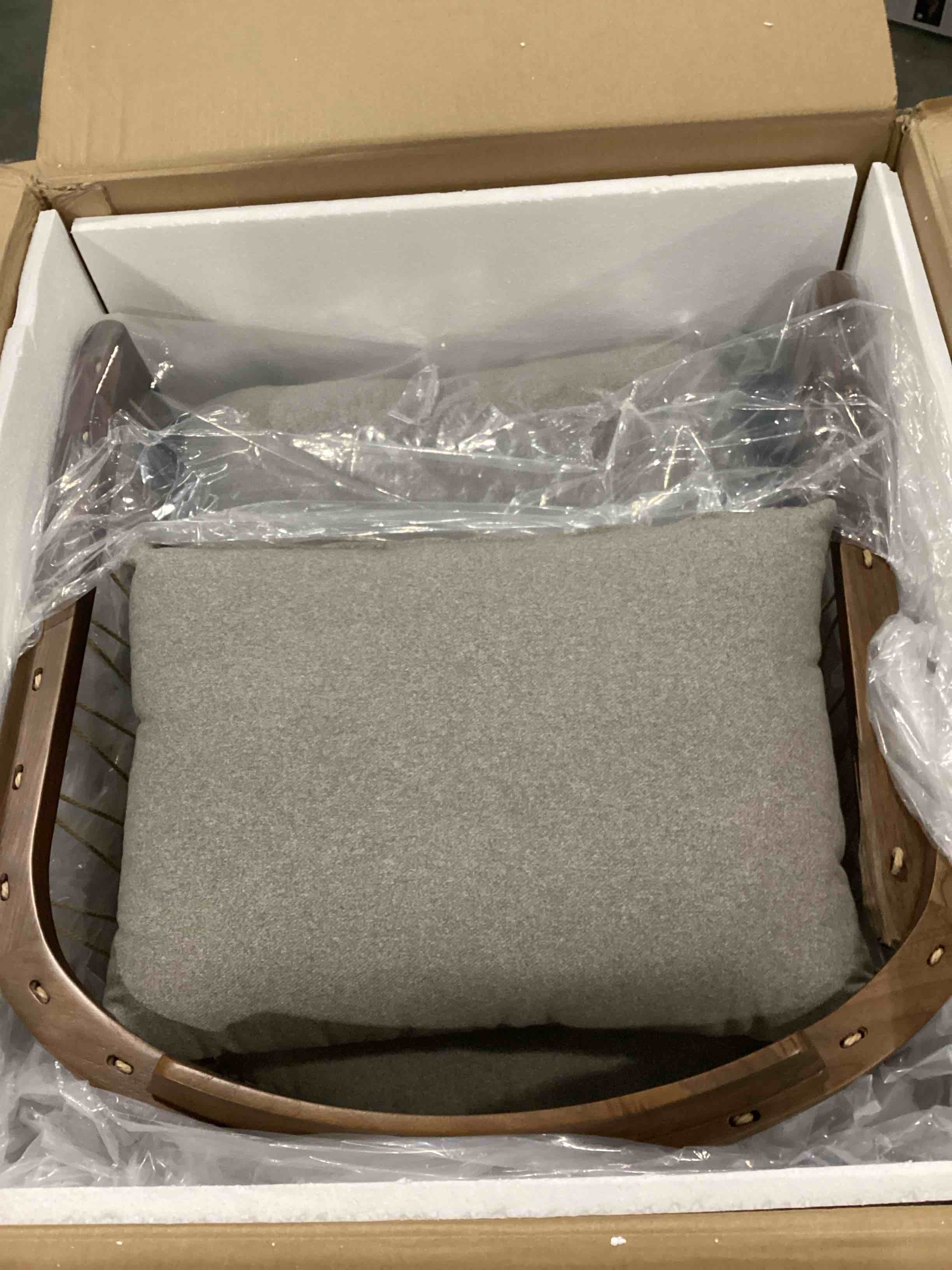 https://s3.amazonaws.com/lotting-images-prod/bidfta/RED5744835_1716031105494.jpeg