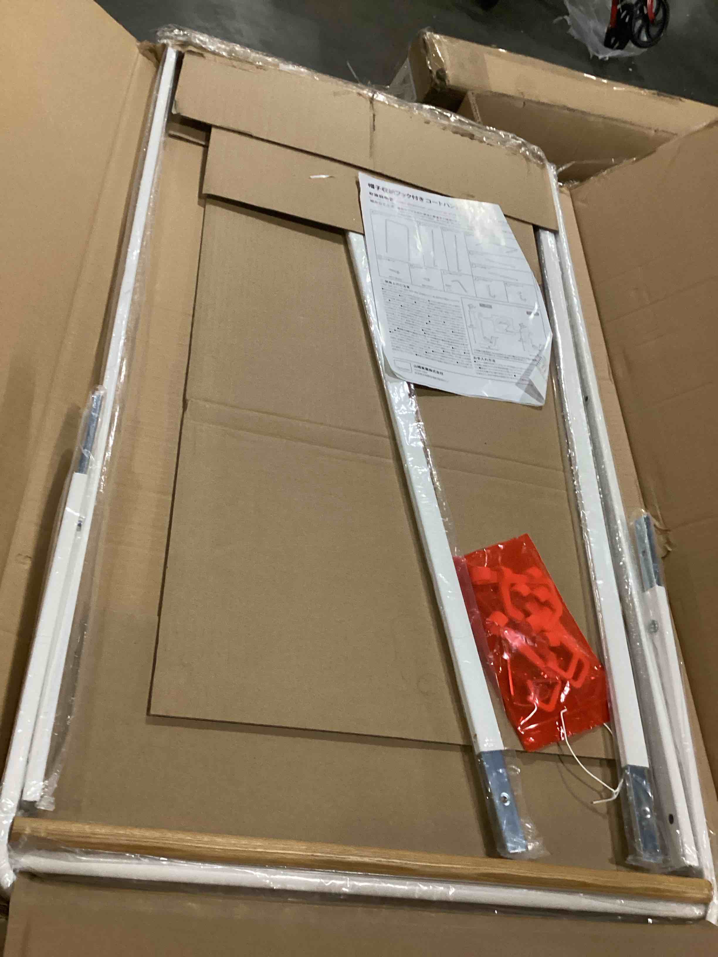 https://s3.amazonaws.com/lotting-images-prod/bidfta/RED5746692_1717254673179.jpeg