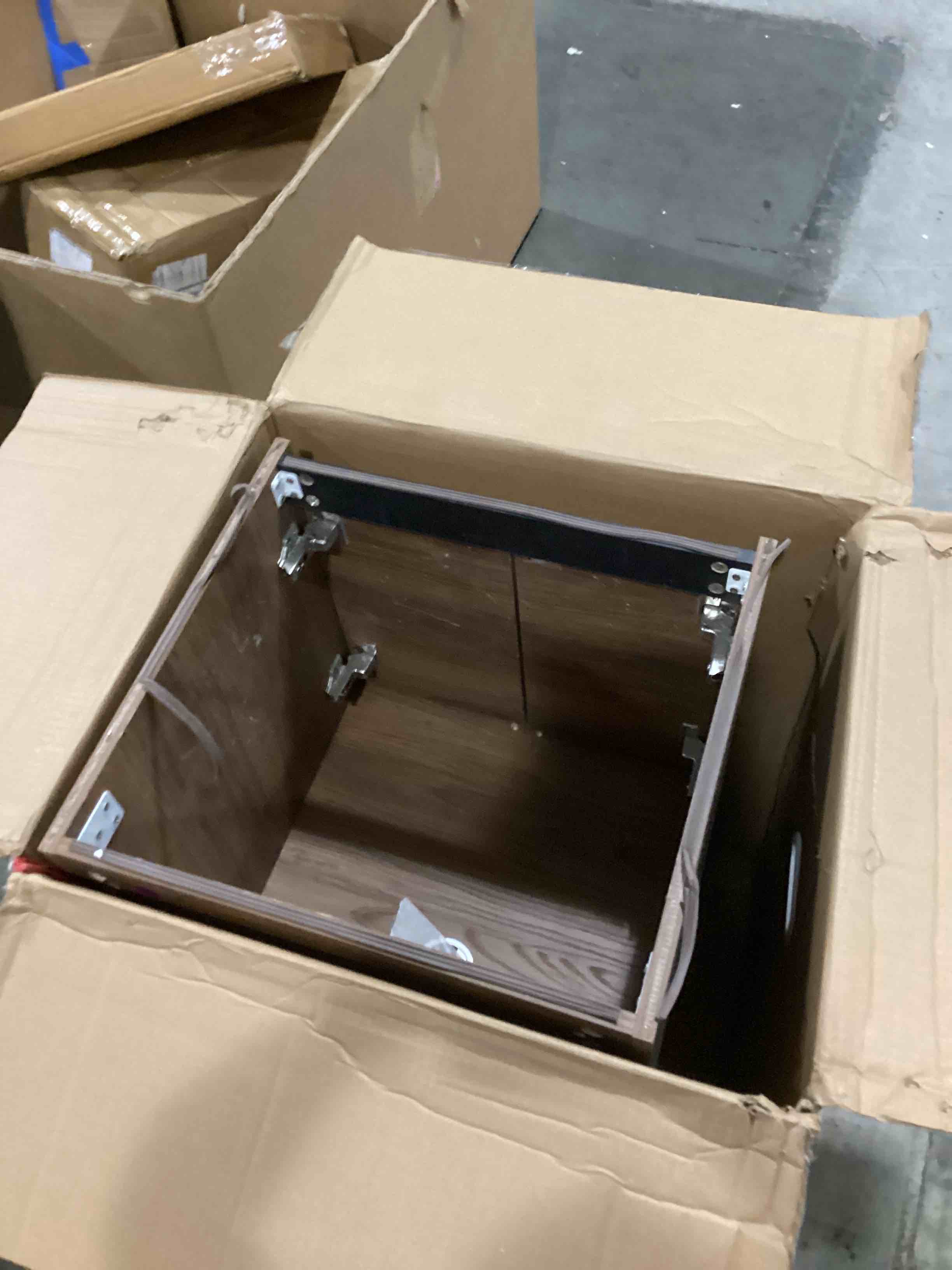 https://s3.amazonaws.com/lotting-images-prod/bidfta/RED5748917_1716569058309.jpeg