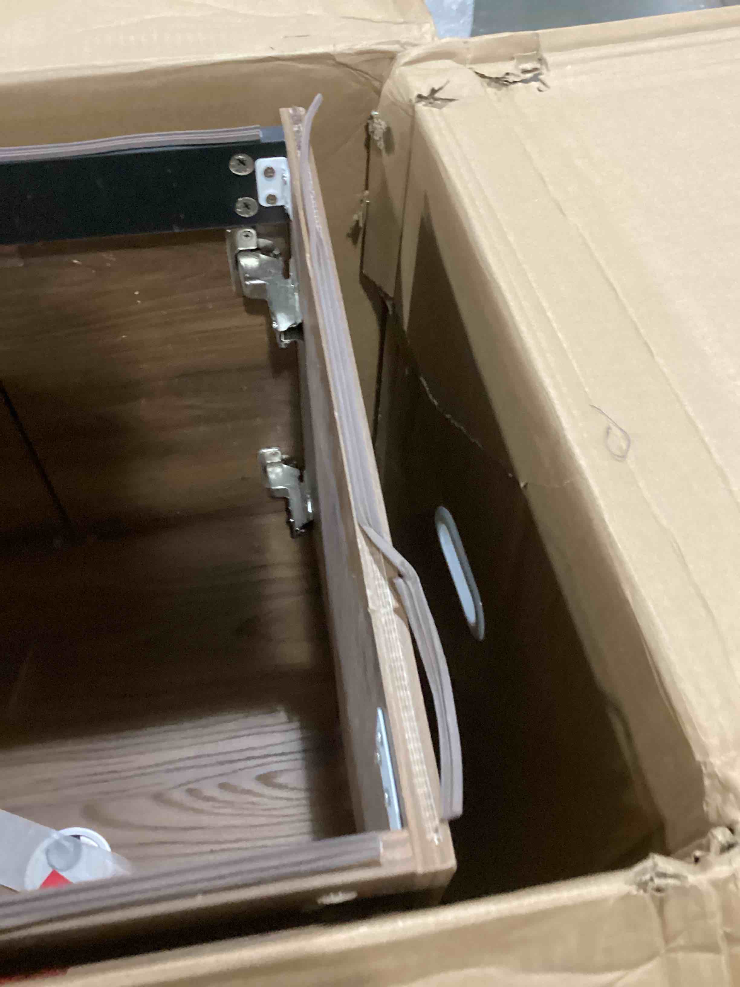 https://s3.amazonaws.com/lotting-images-prod/bidfta/RED5748917_1716569061417.jpeg