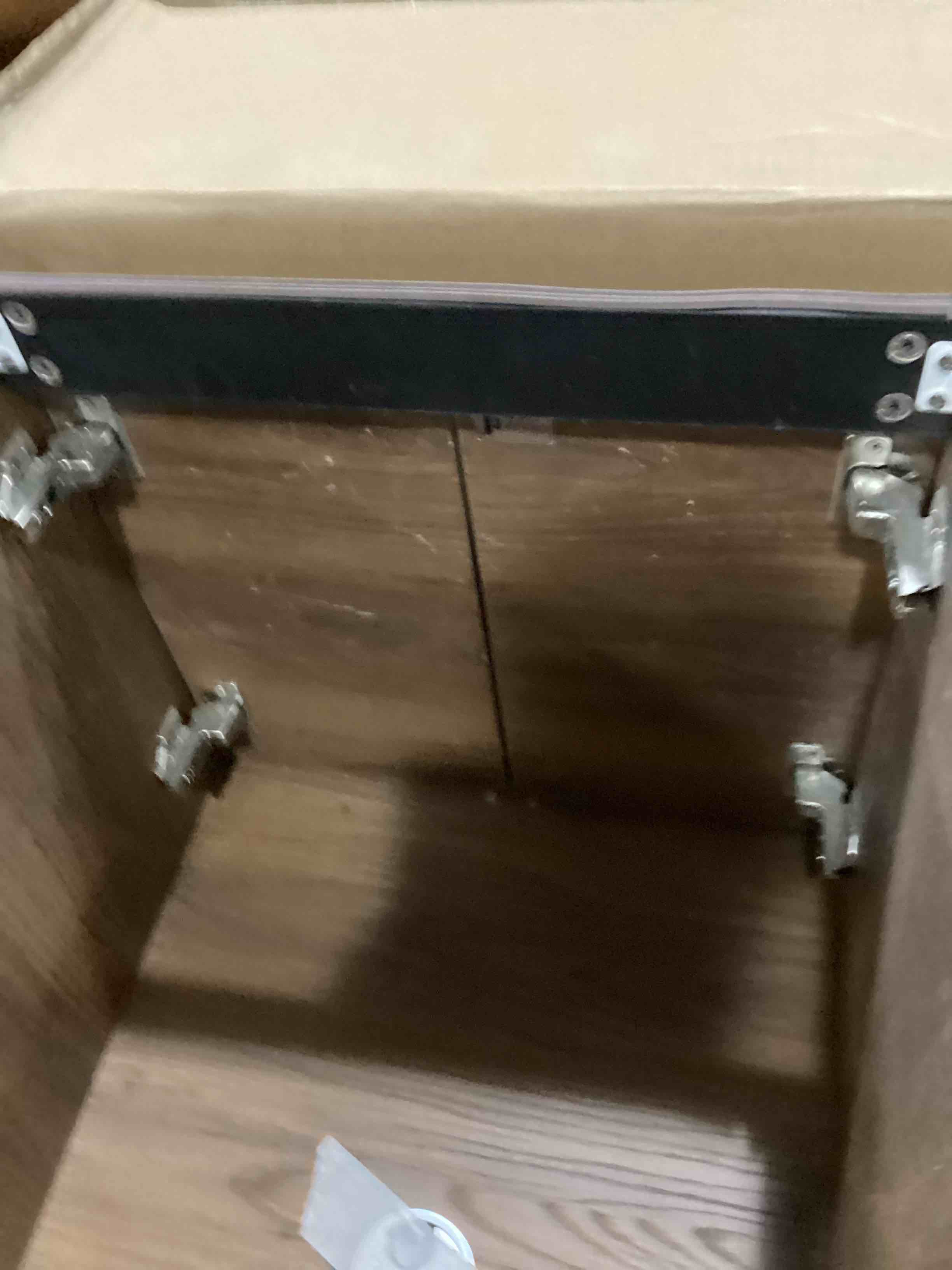 https://s3.amazonaws.com/lotting-images-prod/bidfta/RED5748917_1716569076586.jpeg