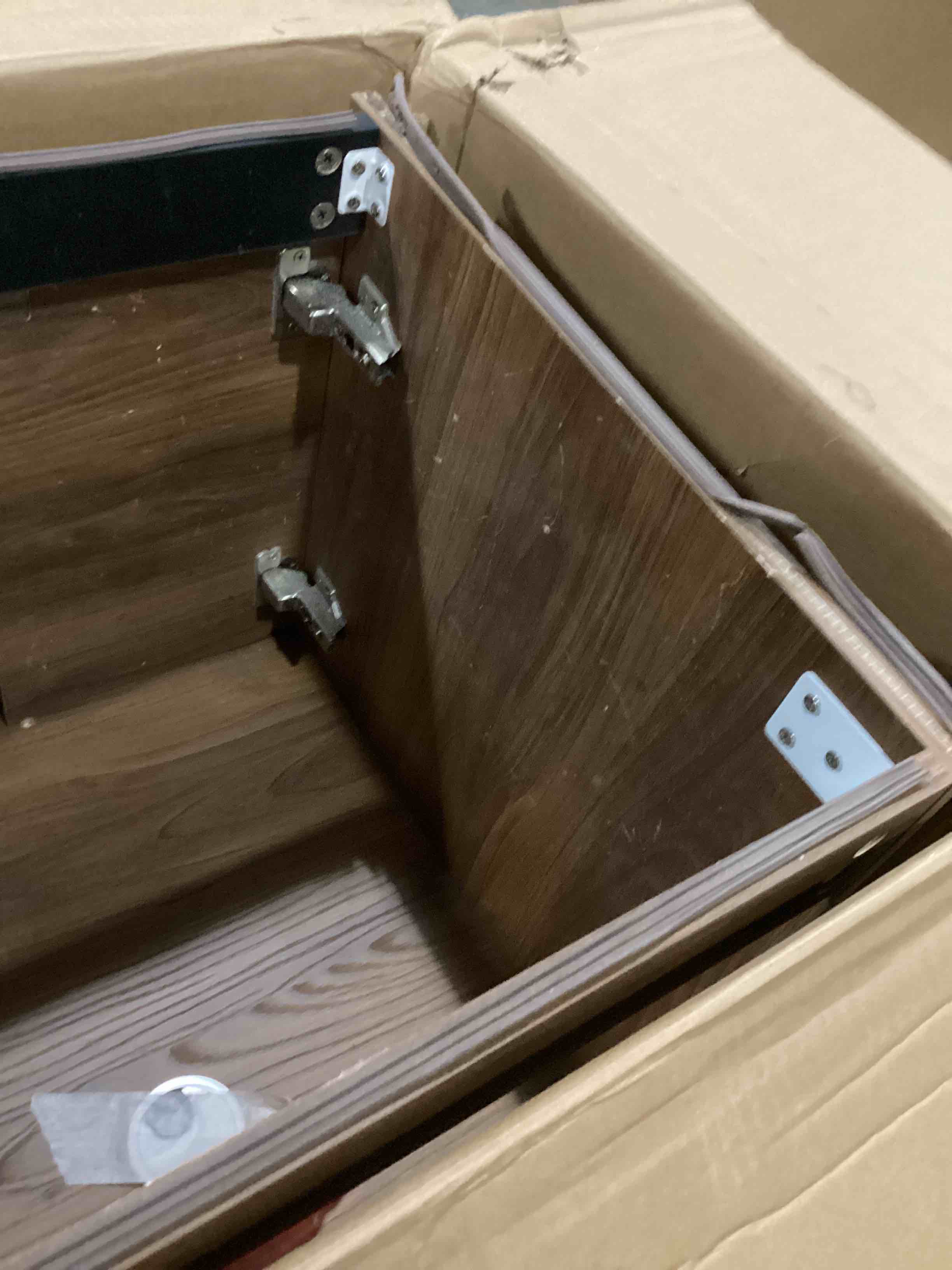 https://s3.amazonaws.com/lotting-images-prod/bidfta/RED5748917_1716569079083.jpeg