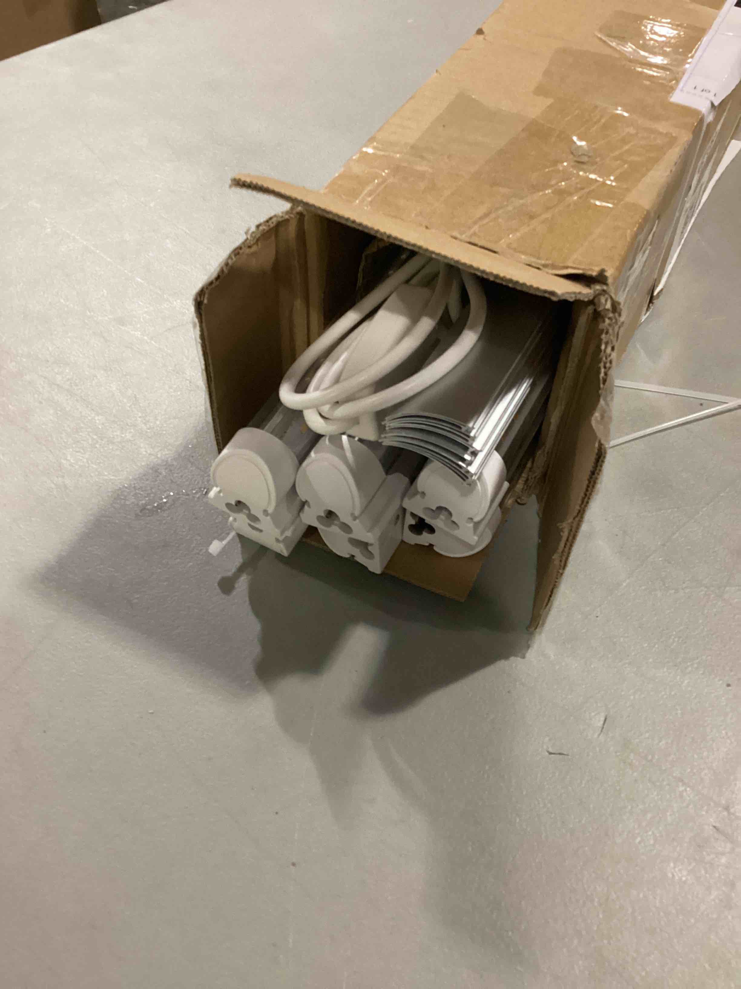 https://s3.amazonaws.com/lotting-images-prod/bidfta/RED5749025_1717080302971.jpeg