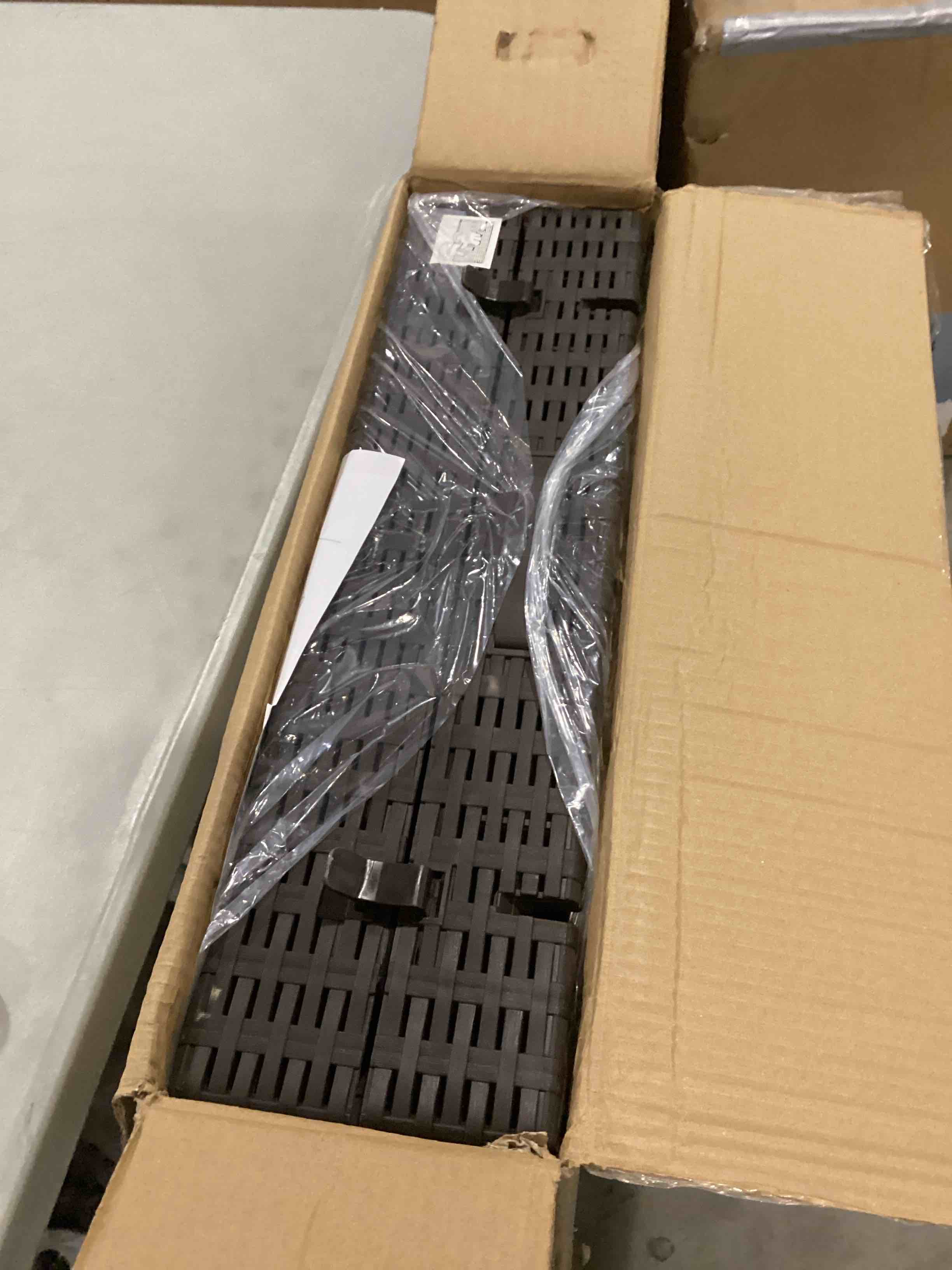 https://s3.amazonaws.com/lotting-images-prod/bidfta/RED5749123_1717262468101.jpeg