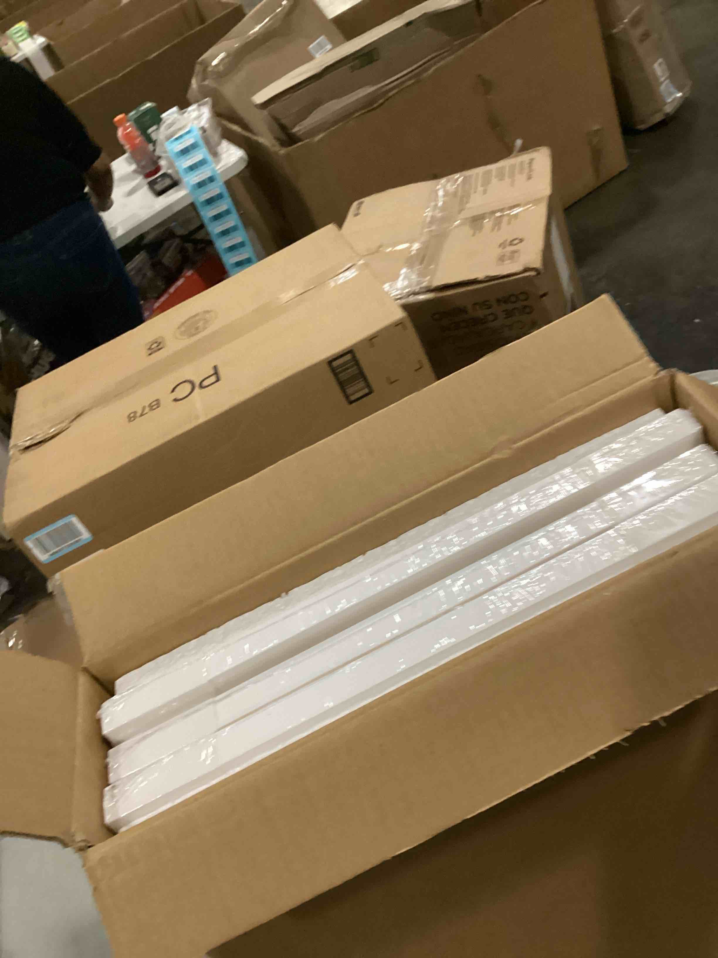 https://s3.amazonaws.com/lotting-images-prod/bidfta/RED5749928_1718798461317.jpeg