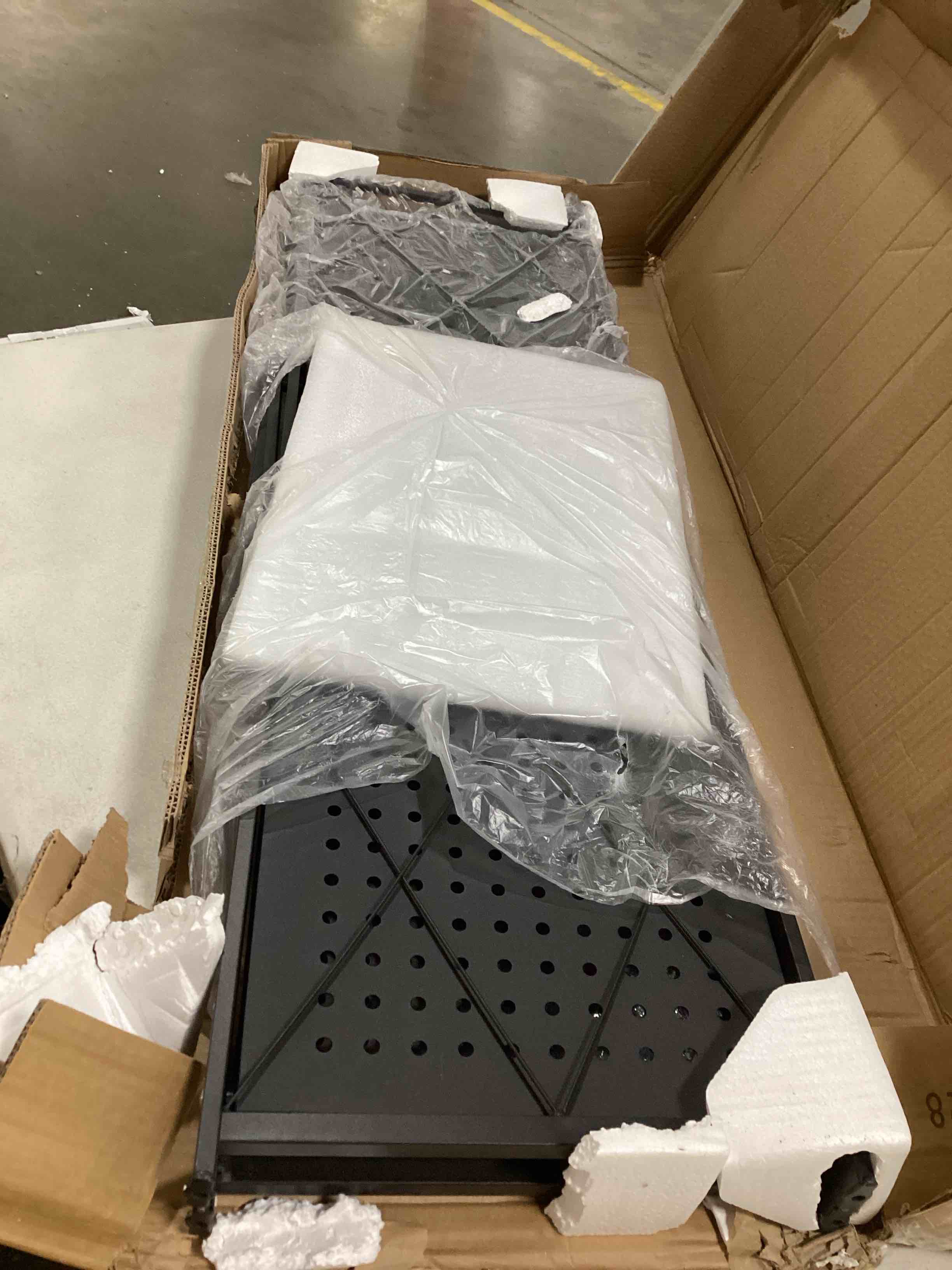 https://s3.amazonaws.com/lotting-images-prod/bidfta/RED5750133_1715600432747.jpeg