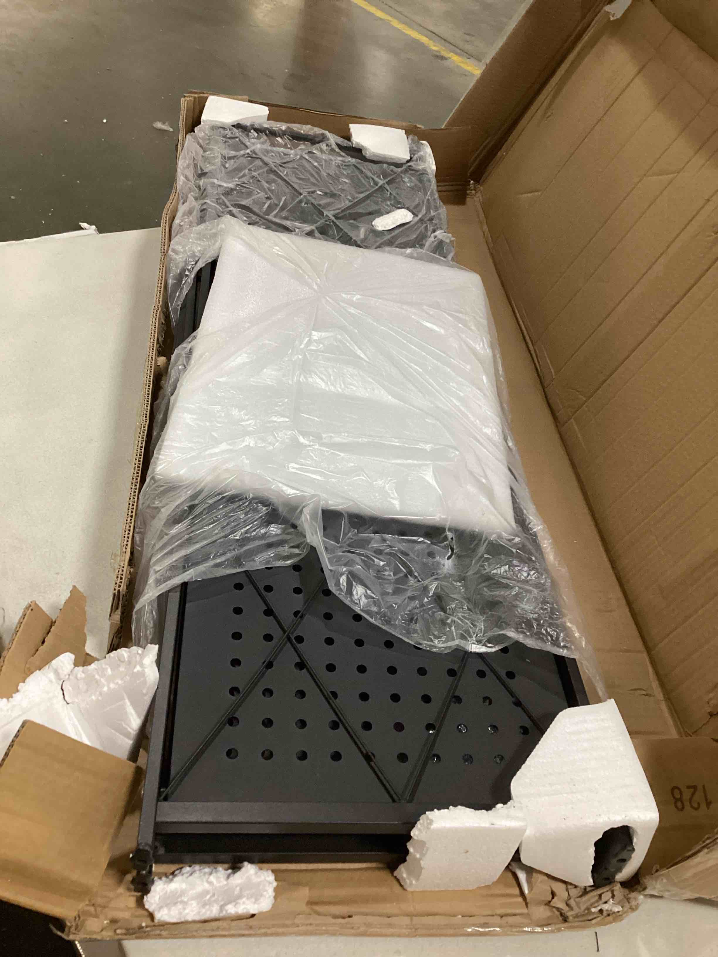 https://s3.amazonaws.com/lotting-images-prod/bidfta/RED5750133_1715600433992.jpeg