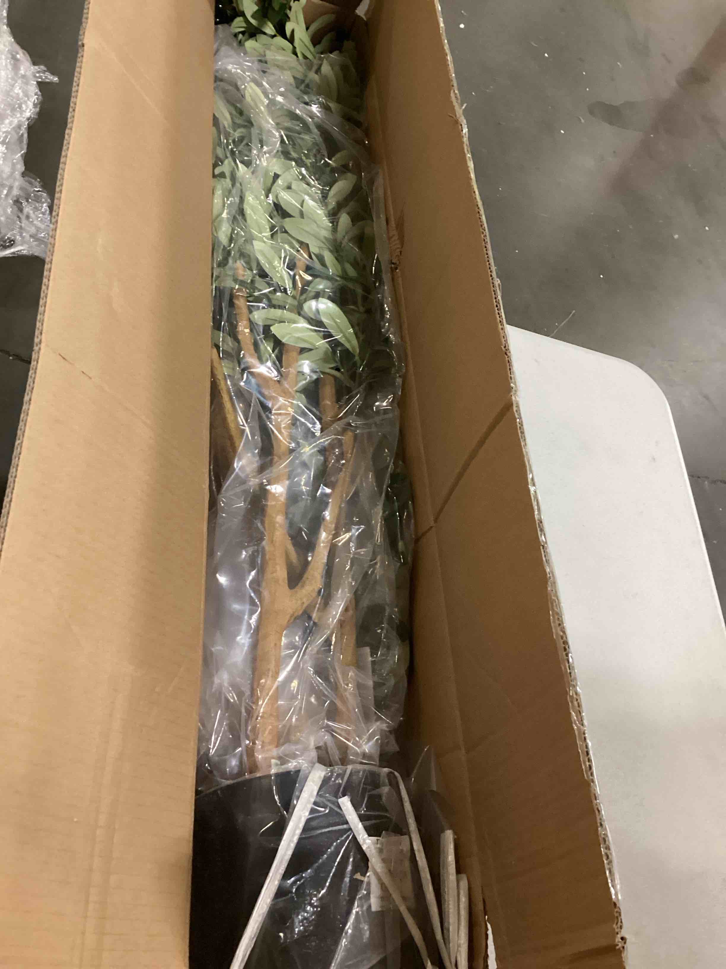 https://s3.amazonaws.com/lotting-images-prod/bidfta/RED5750523_1716205364703.jpeg
