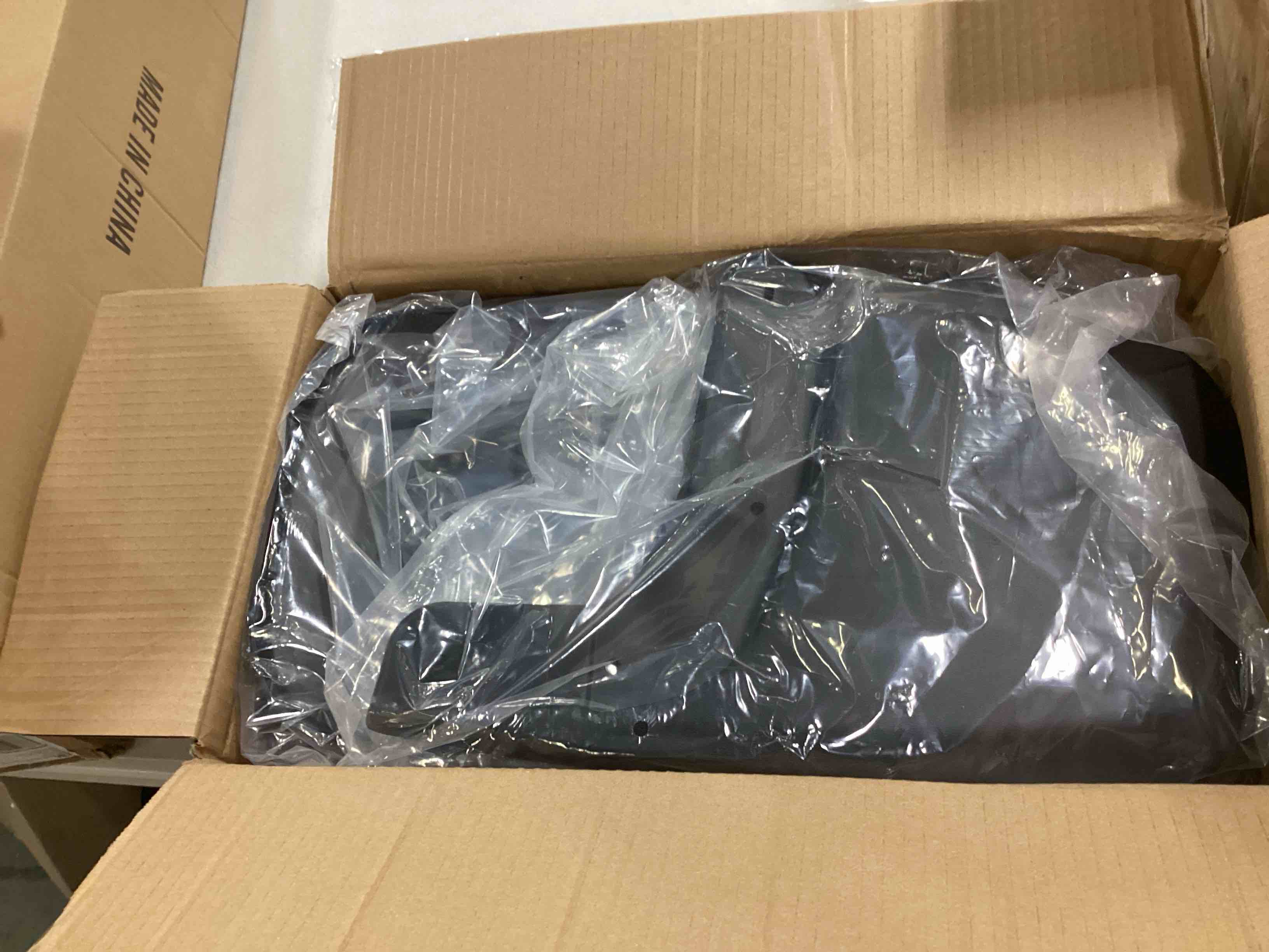 https://s3.amazonaws.com/lotting-images-prod/bidfta/RED5750562_1716212223479.jpeg