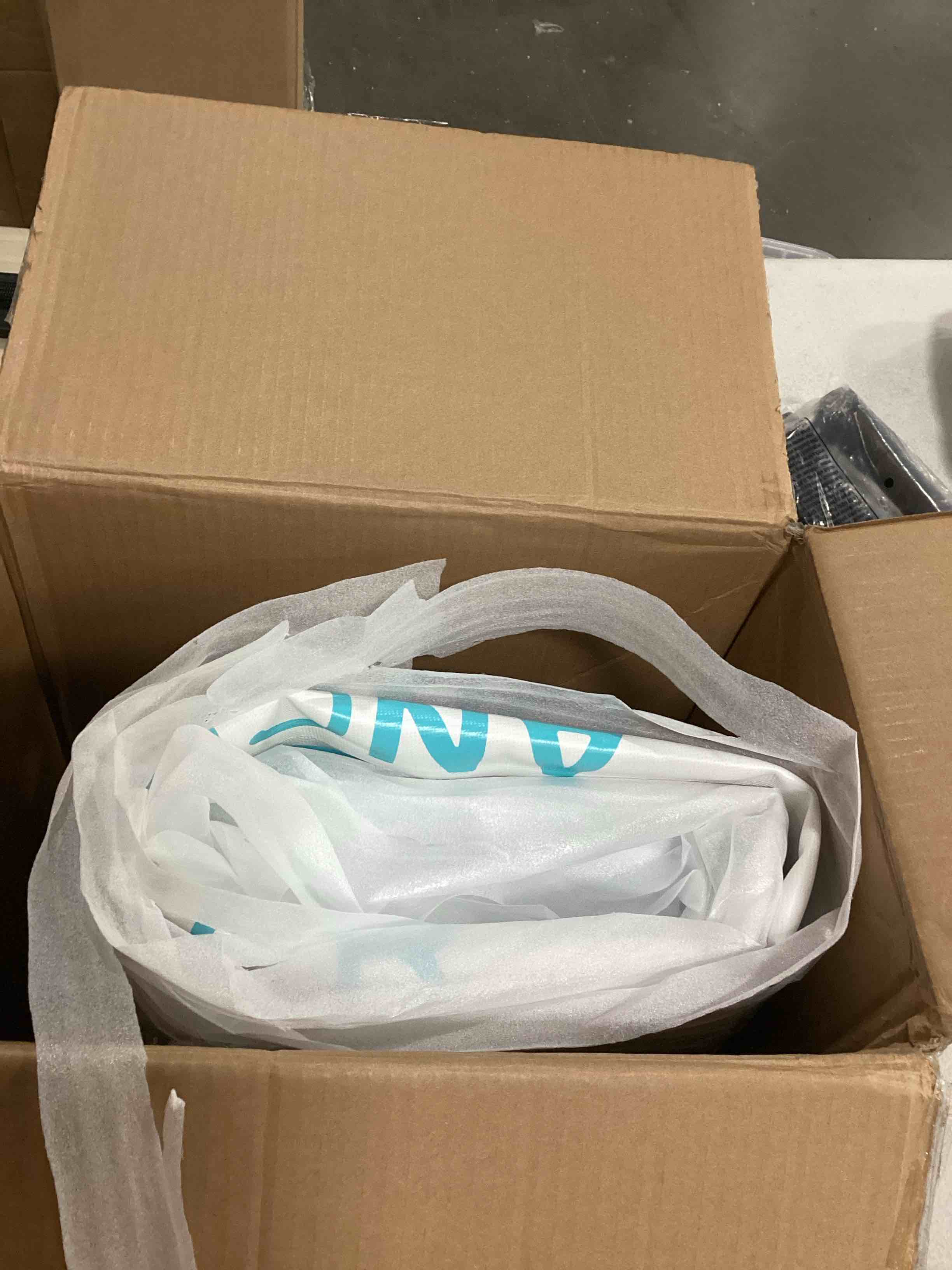 https://s3.amazonaws.com/lotting-images-prod/bidfta/RED5751340_1717080724073.jpeg