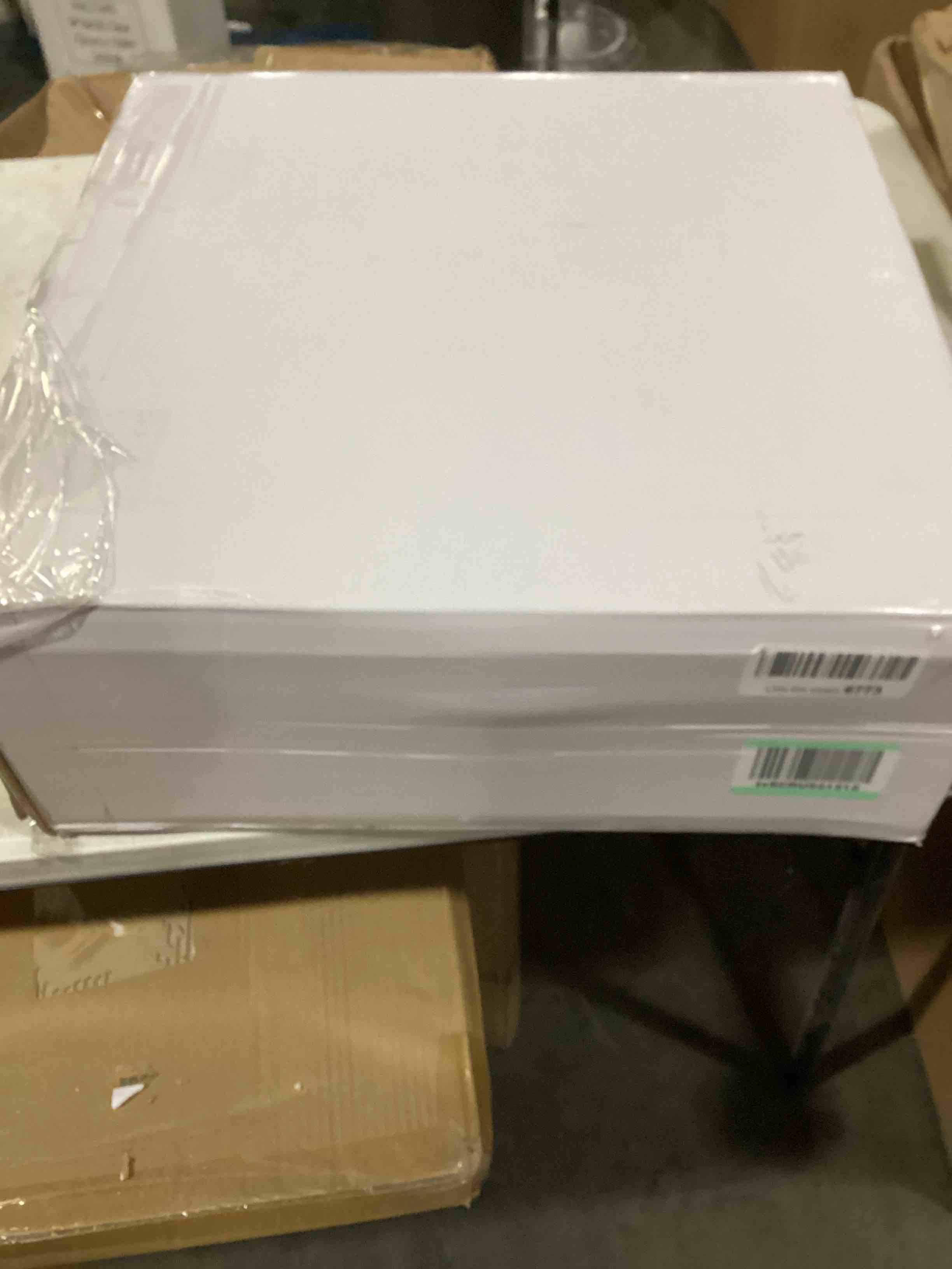 https://s3.amazonaws.com/lotting-images-prod/bidfta/RED5752300_1715692890470.jpeg