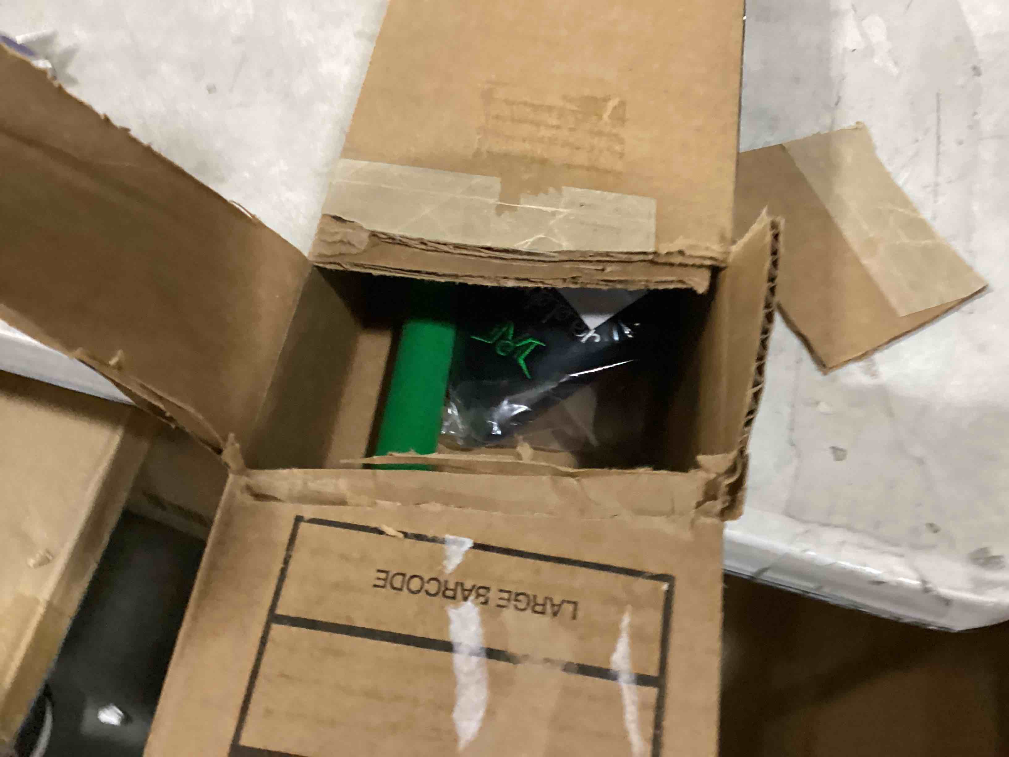 https://s3.amazonaws.com/lotting-images-prod/bidfta/RED5752359_1715701066467.jpeg