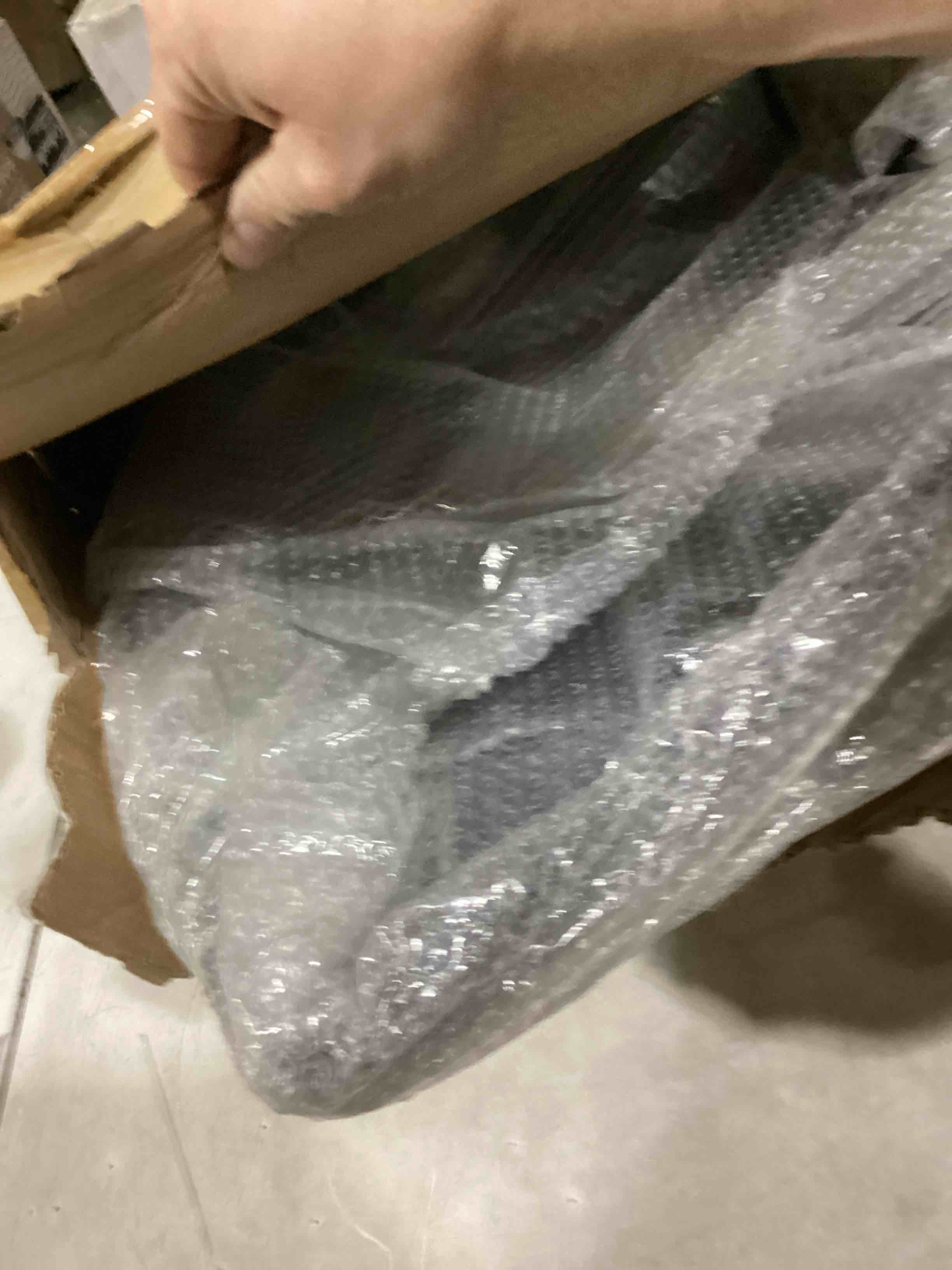https://s3.amazonaws.com/lotting-images-prod/bidfta/RED5752818_1716045186544.jpeg