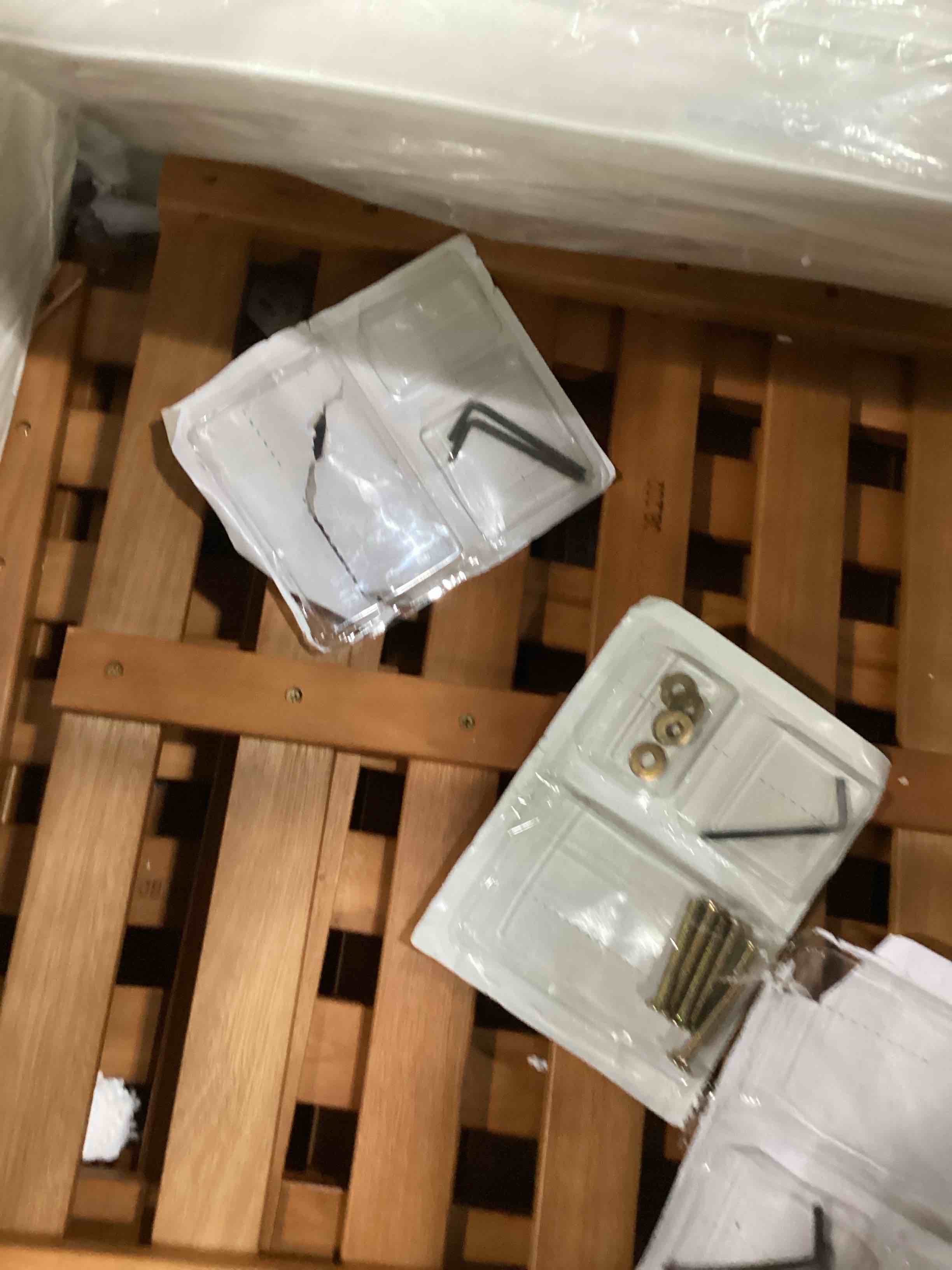 https://s3.amazonaws.com/lotting-images-prod/bidfta/RED5753111_1715685762263.jpeg