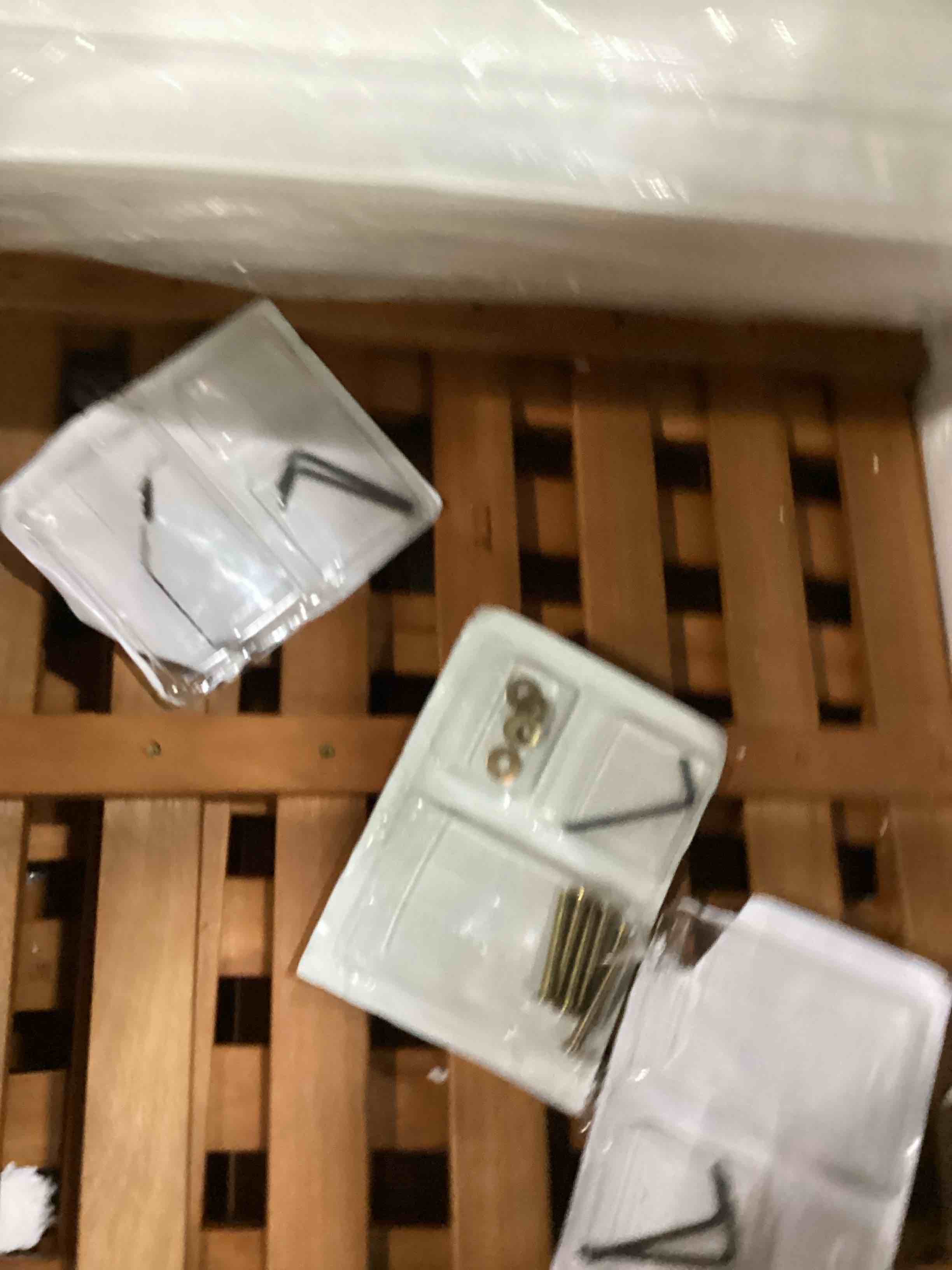 https://s3.amazonaws.com/lotting-images-prod/bidfta/RED5753111_1715685763567.jpeg