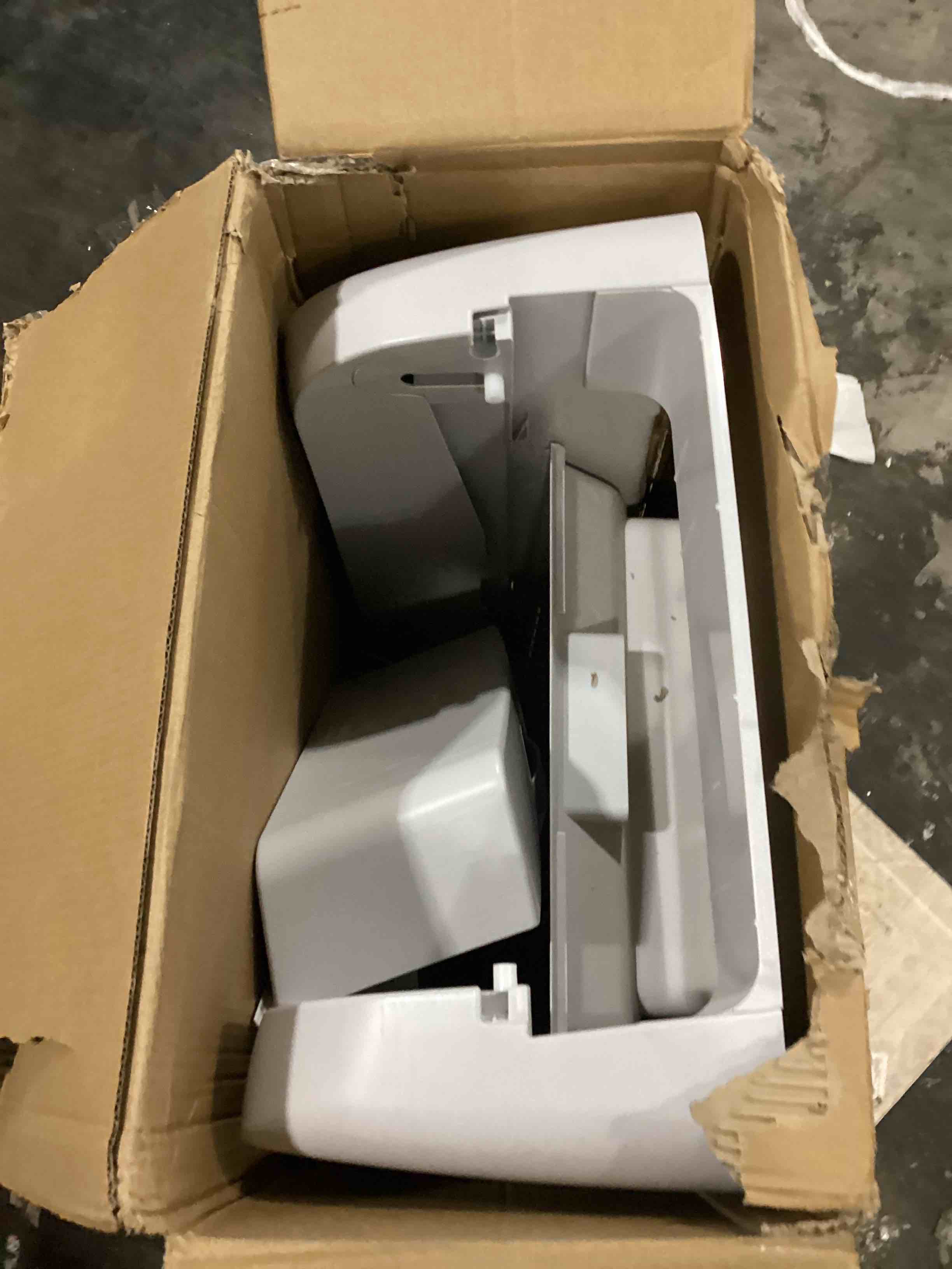 https://s3.amazonaws.com/lotting-images-prod/bidfta/RED5753280_1715793644200.jpeg