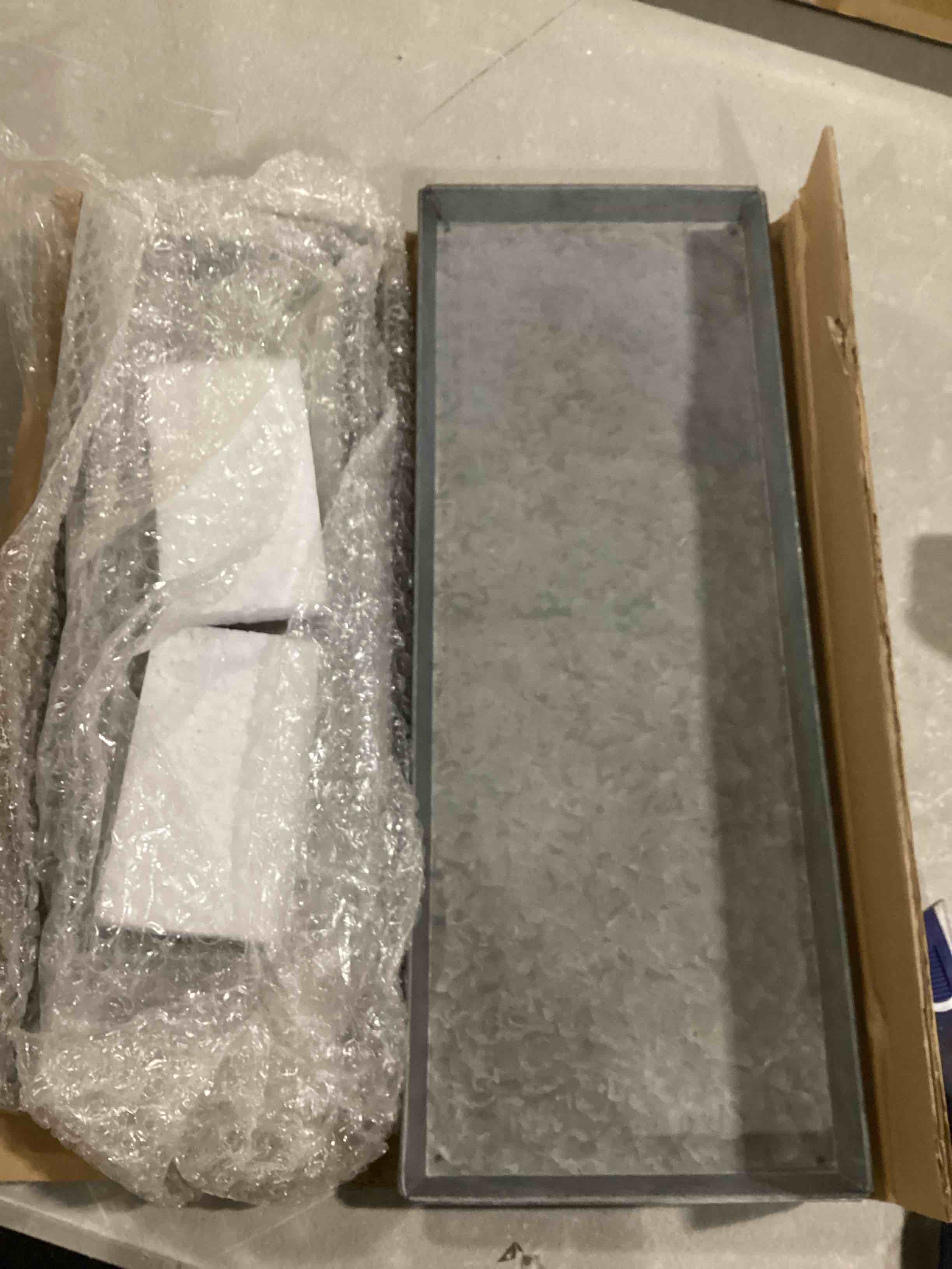 https://s3.amazonaws.com/lotting-images-prod/bidfta/RED5754007_1716564424560.jpeg