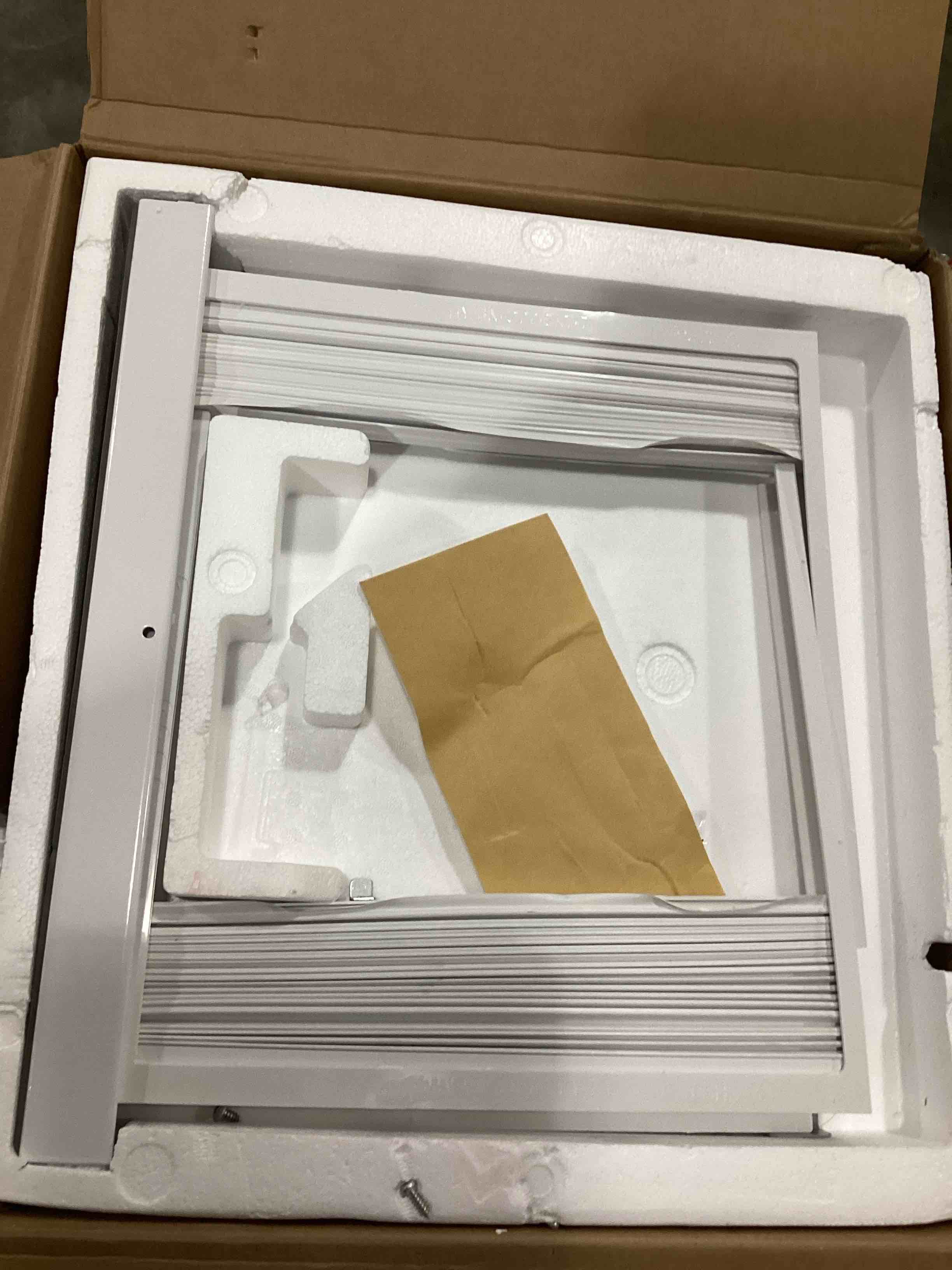 https://s3.amazonaws.com/lotting-images-prod/bidfta/RED5754140_1716988295687.jpeg