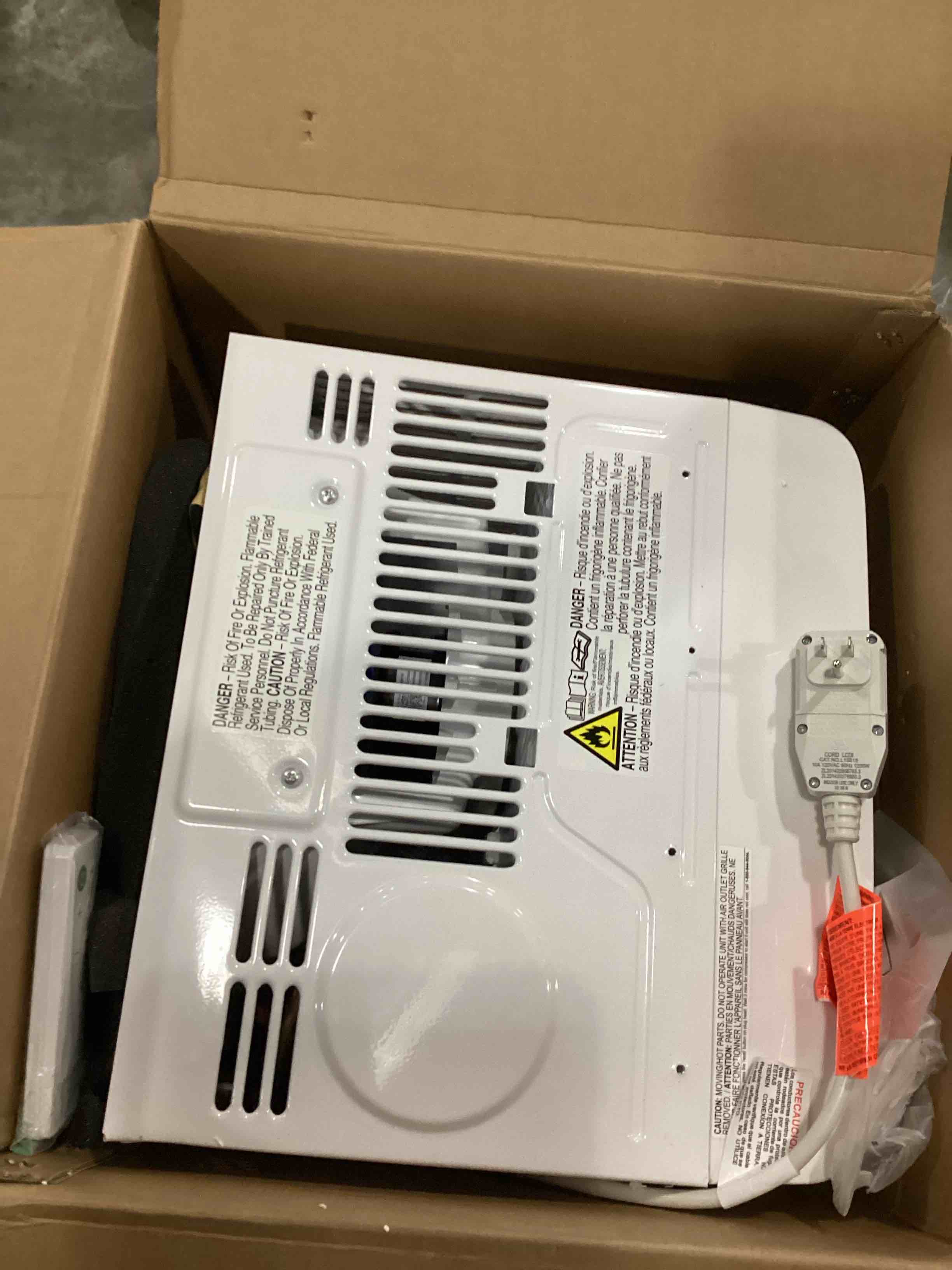 https://s3.amazonaws.com/lotting-images-prod/bidfta/RED5754140_1716988333368.jpeg