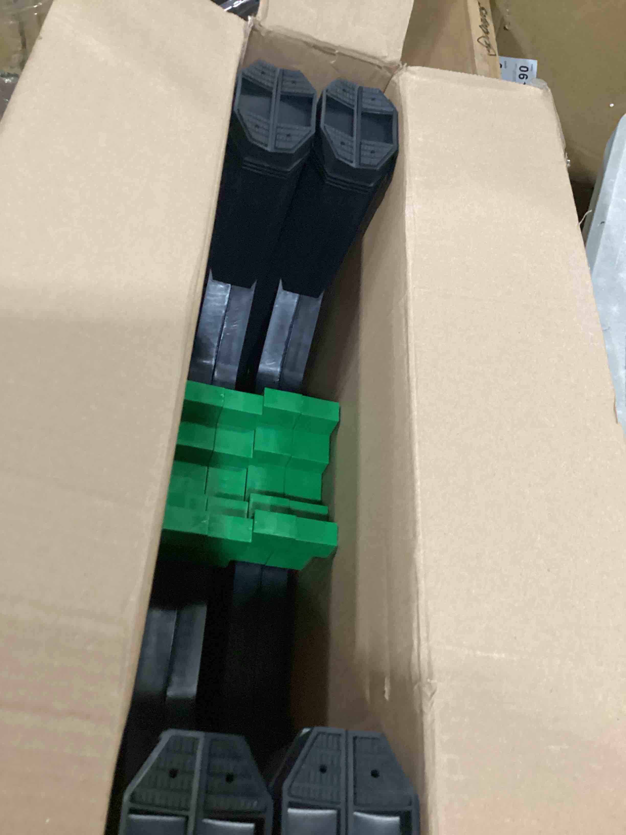 https://s3.amazonaws.com/lotting-images-prod/bidfta/RED5754204_1717069975015.jpeg